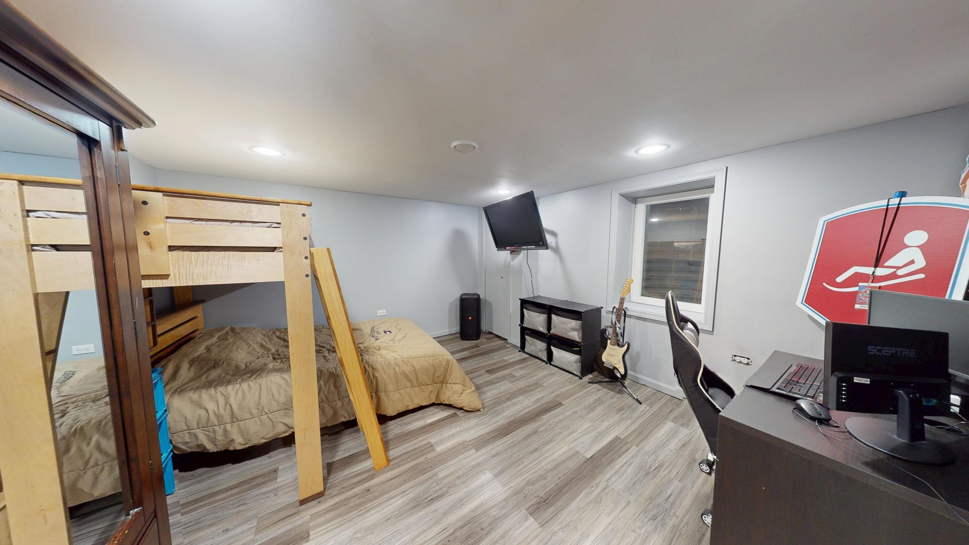 142 W Chicago Avenue