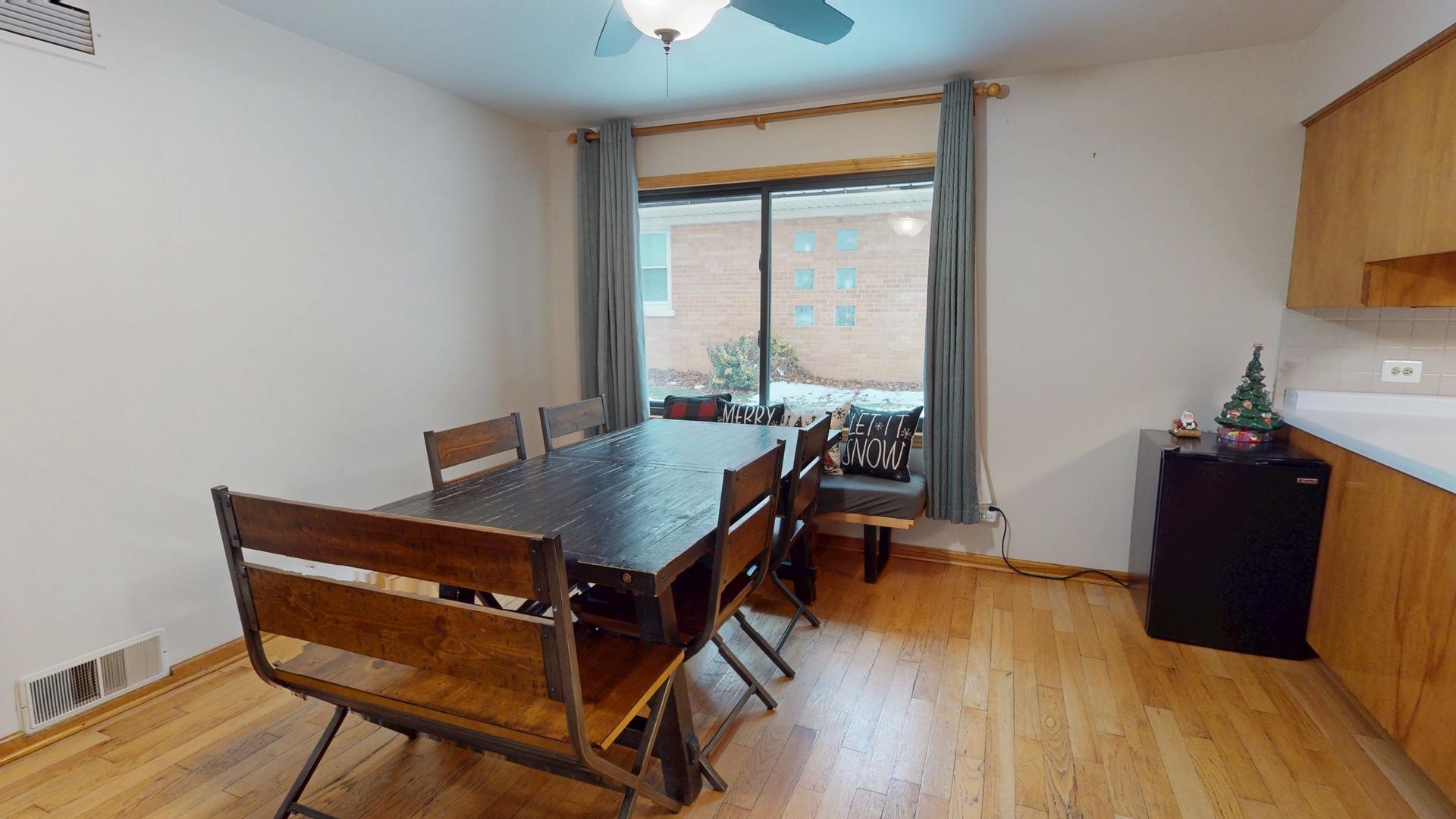 142 W Chicago Avenue