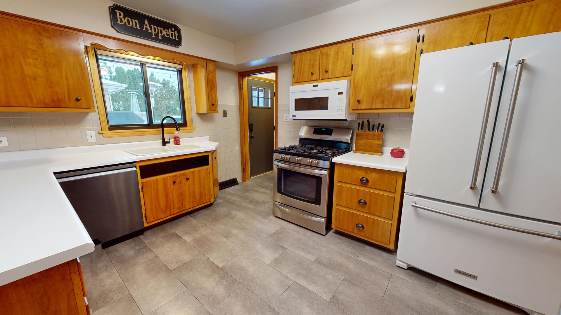 142 W Chicago Avenue