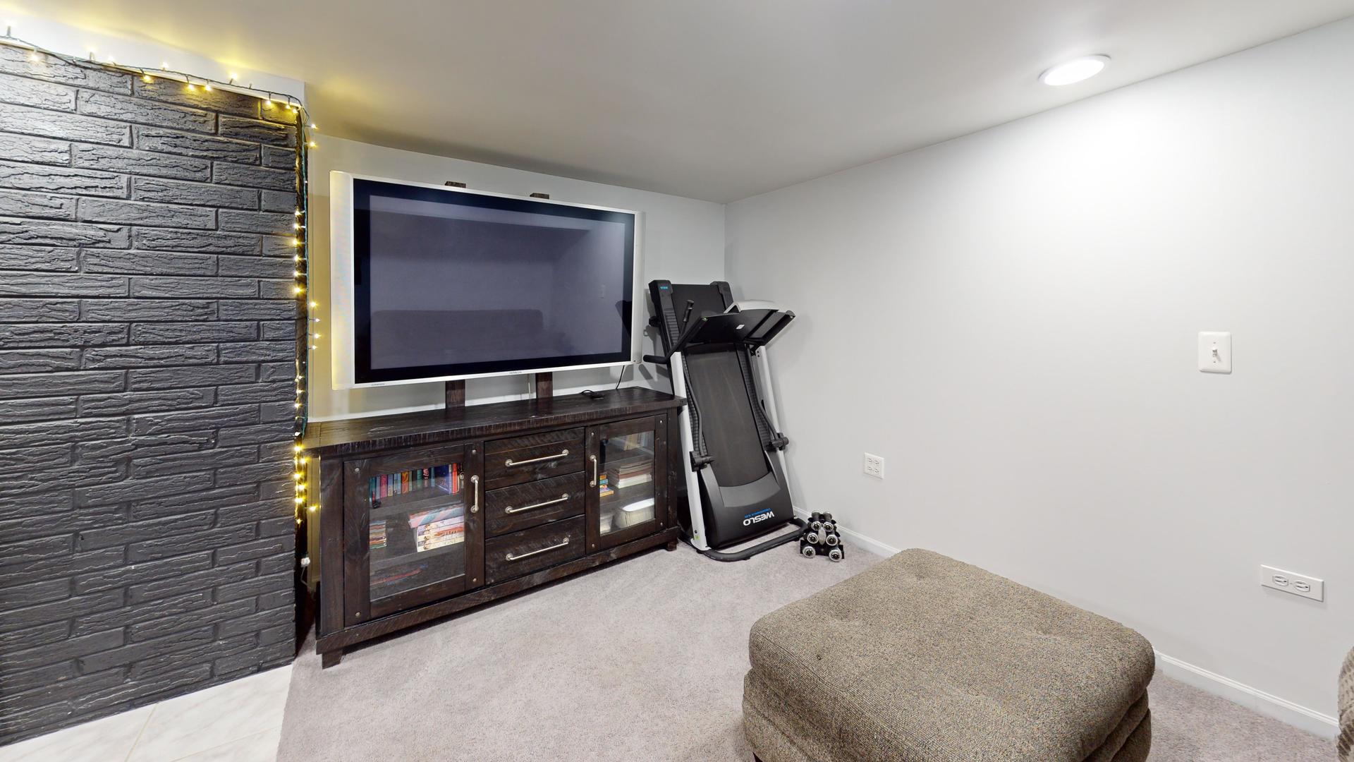 142 W Chicago Avenue