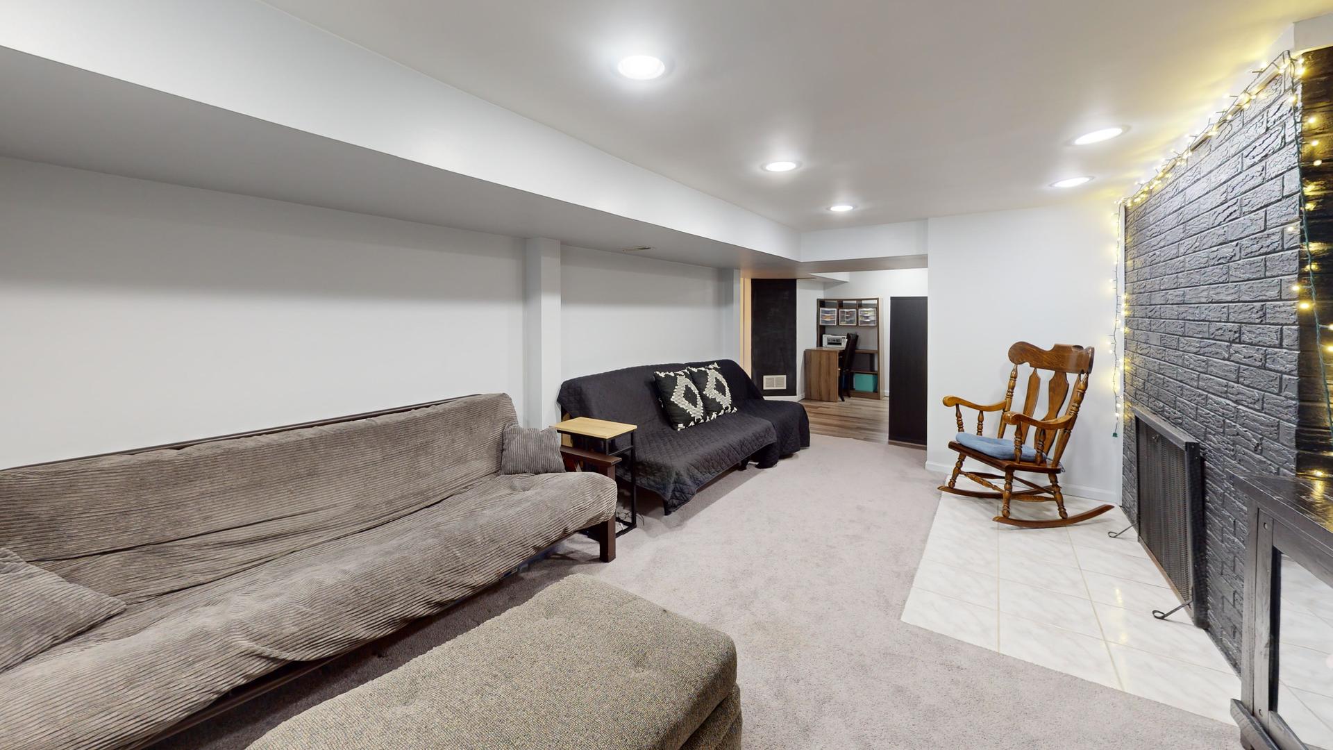 142 W Chicago Avenue