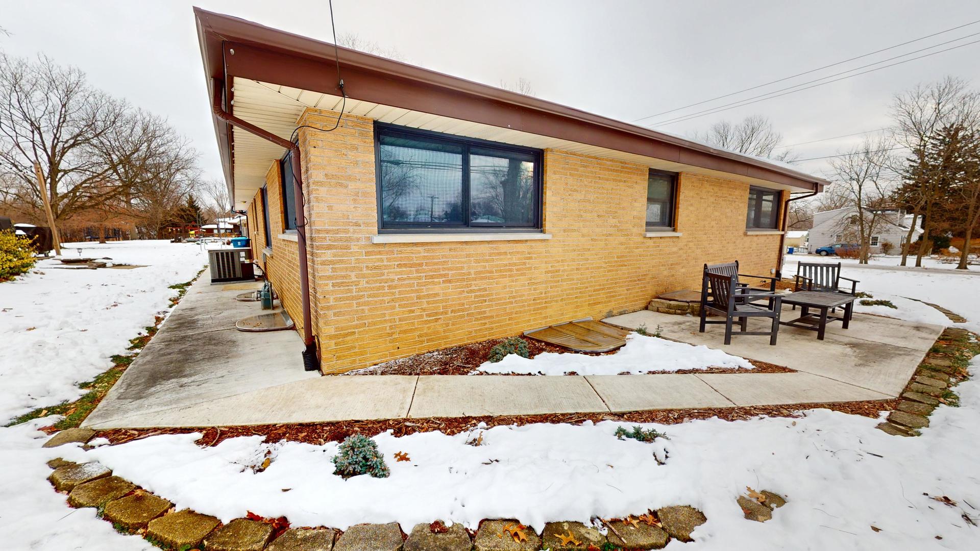 142 W Chicago Avenue