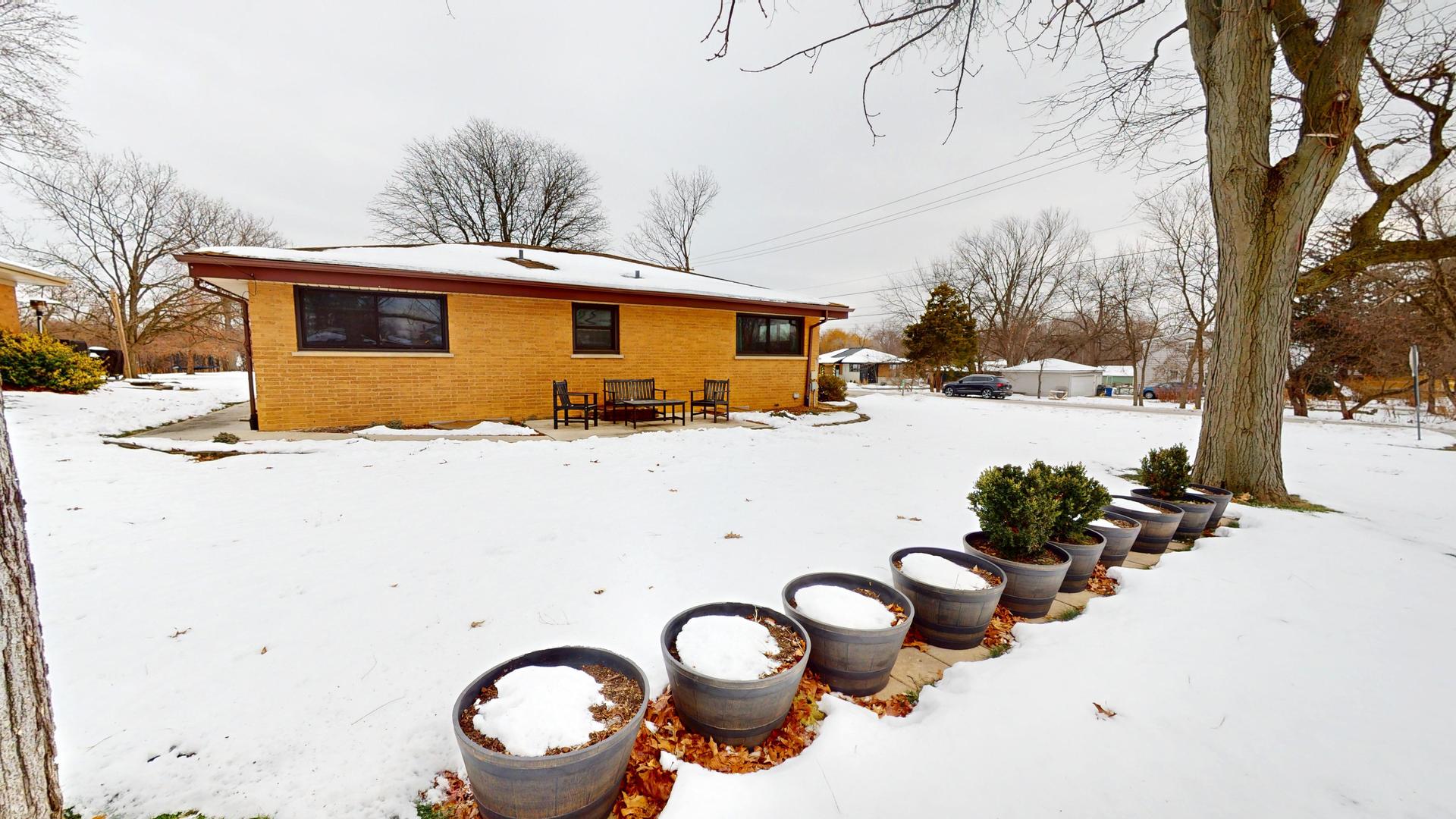 142 W Chicago Avenue