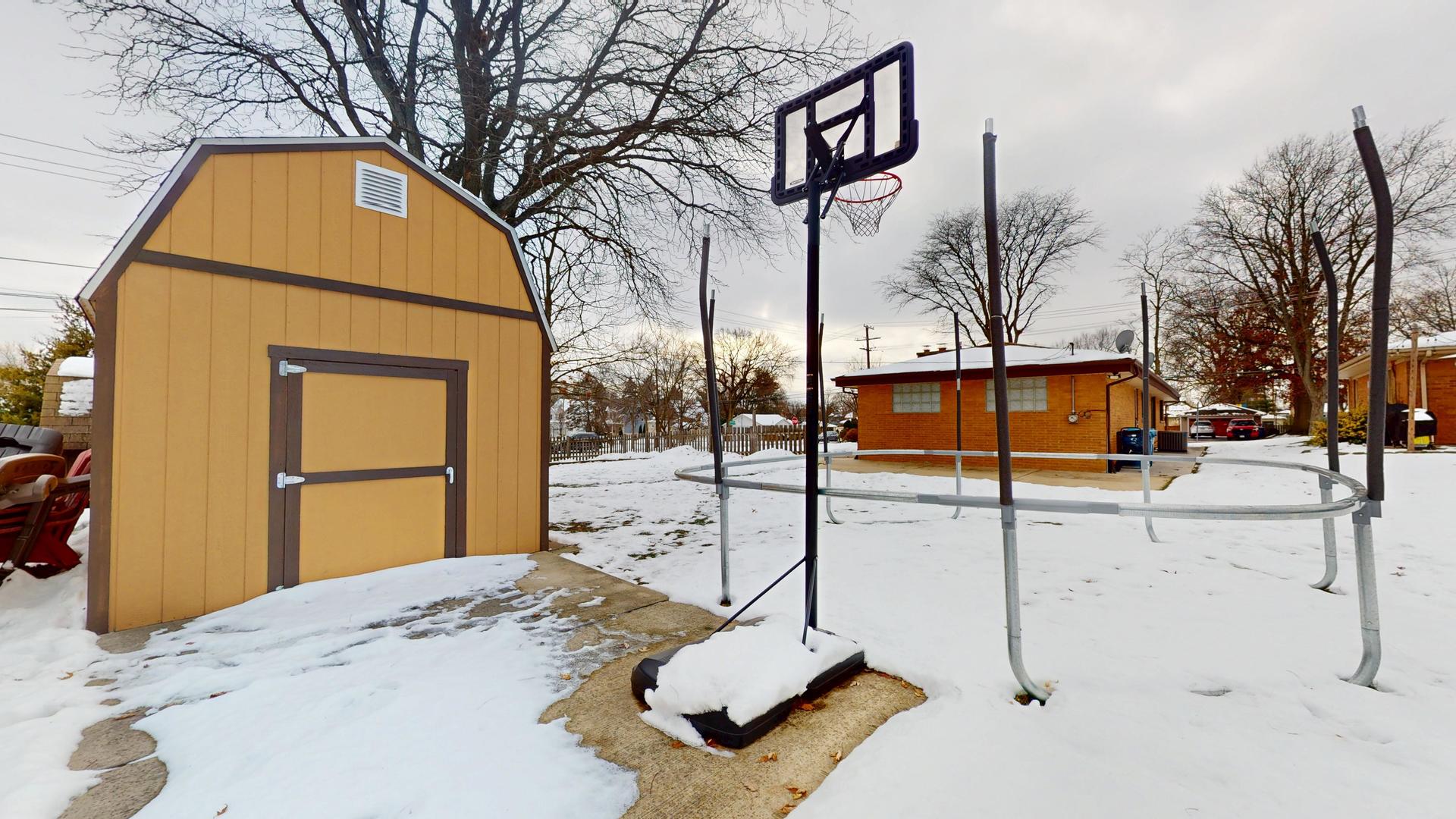 142 W Chicago Avenue