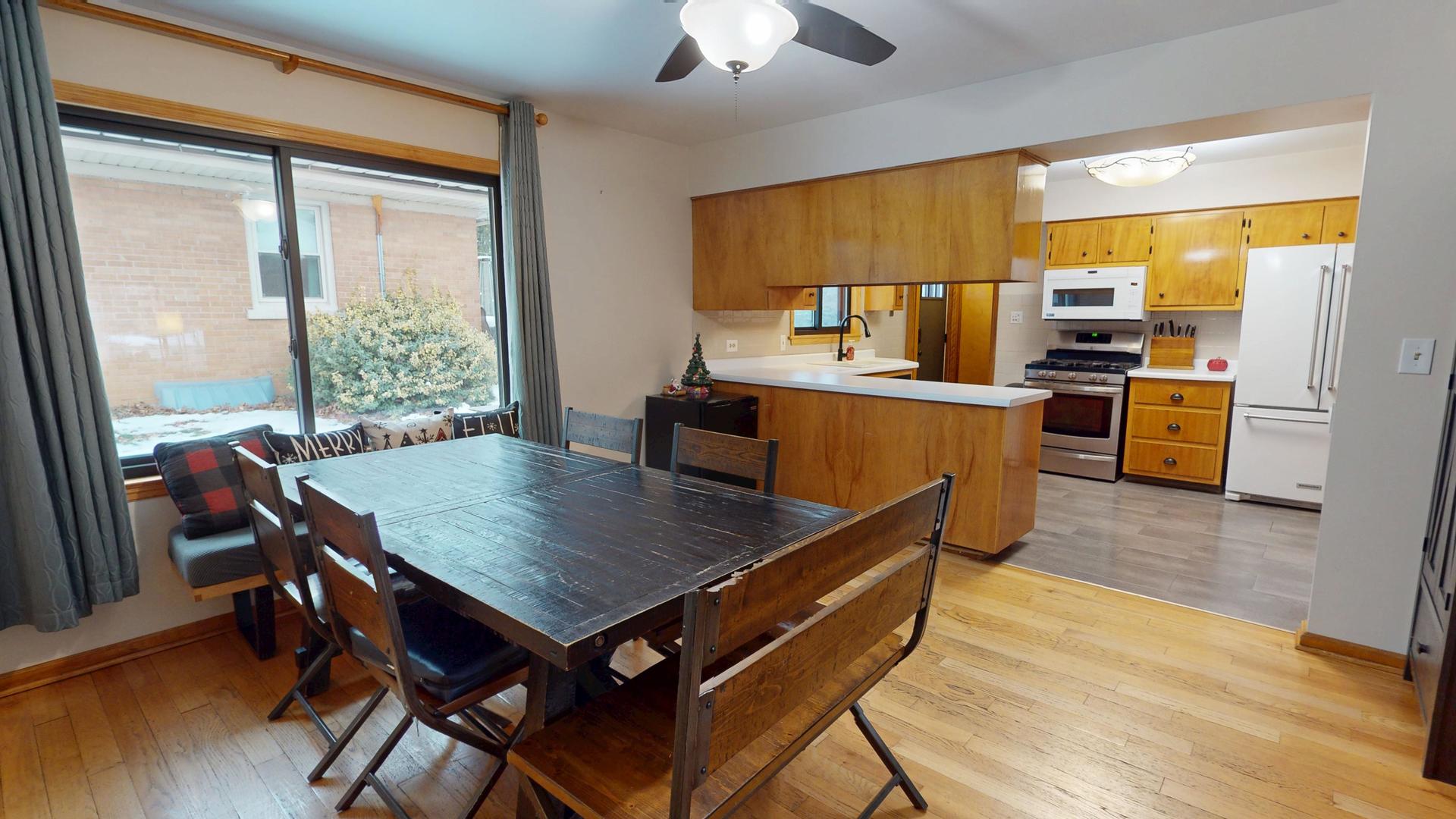 142 W Chicago Avenue