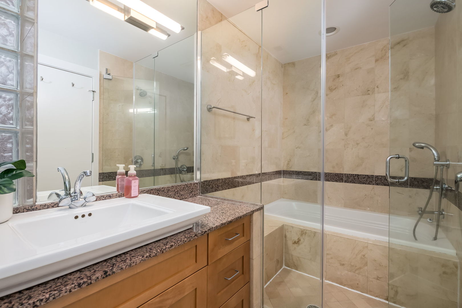 1123 W Chestnut Street Unit: 2E