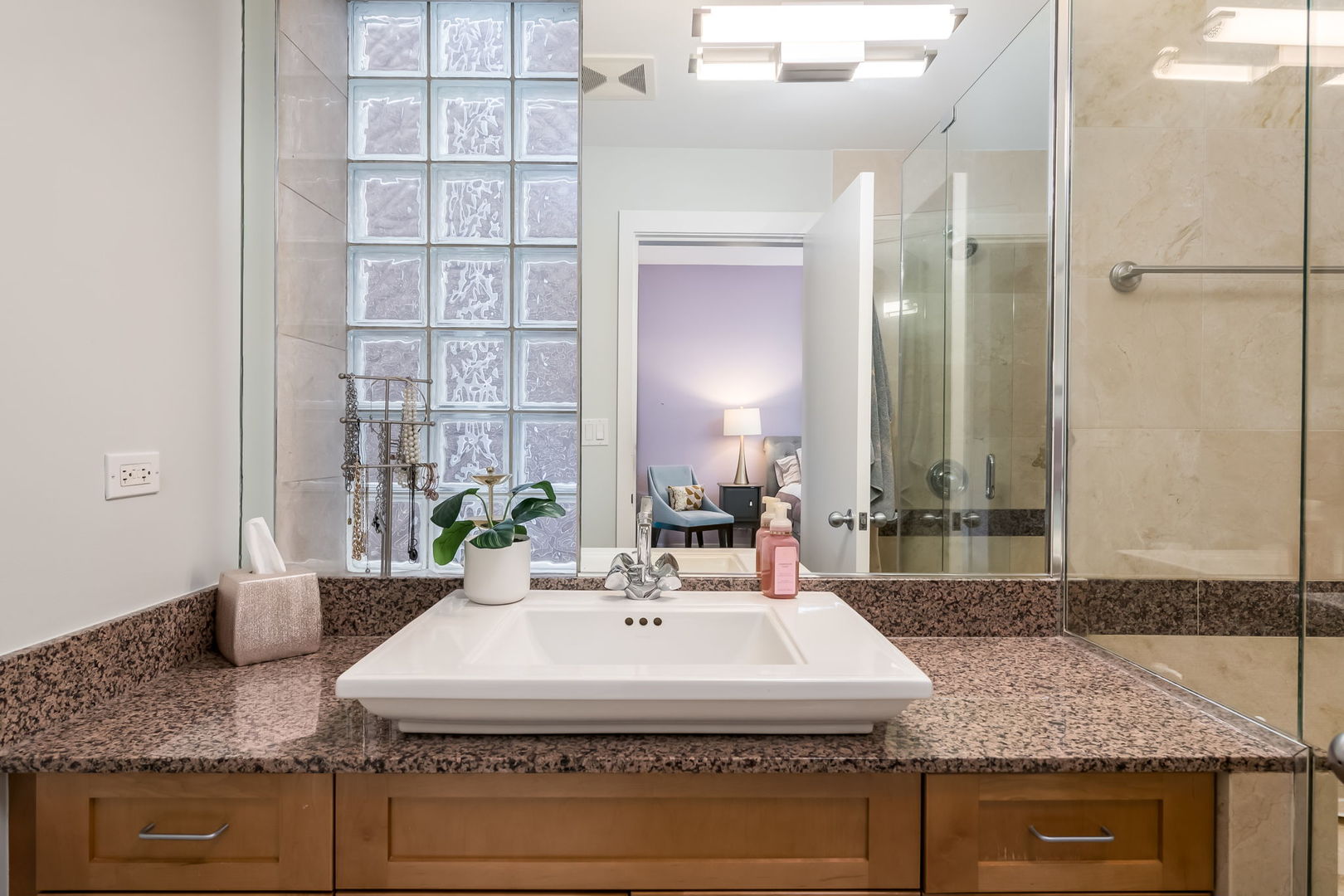 1123 W Chestnut Street Unit: 2E