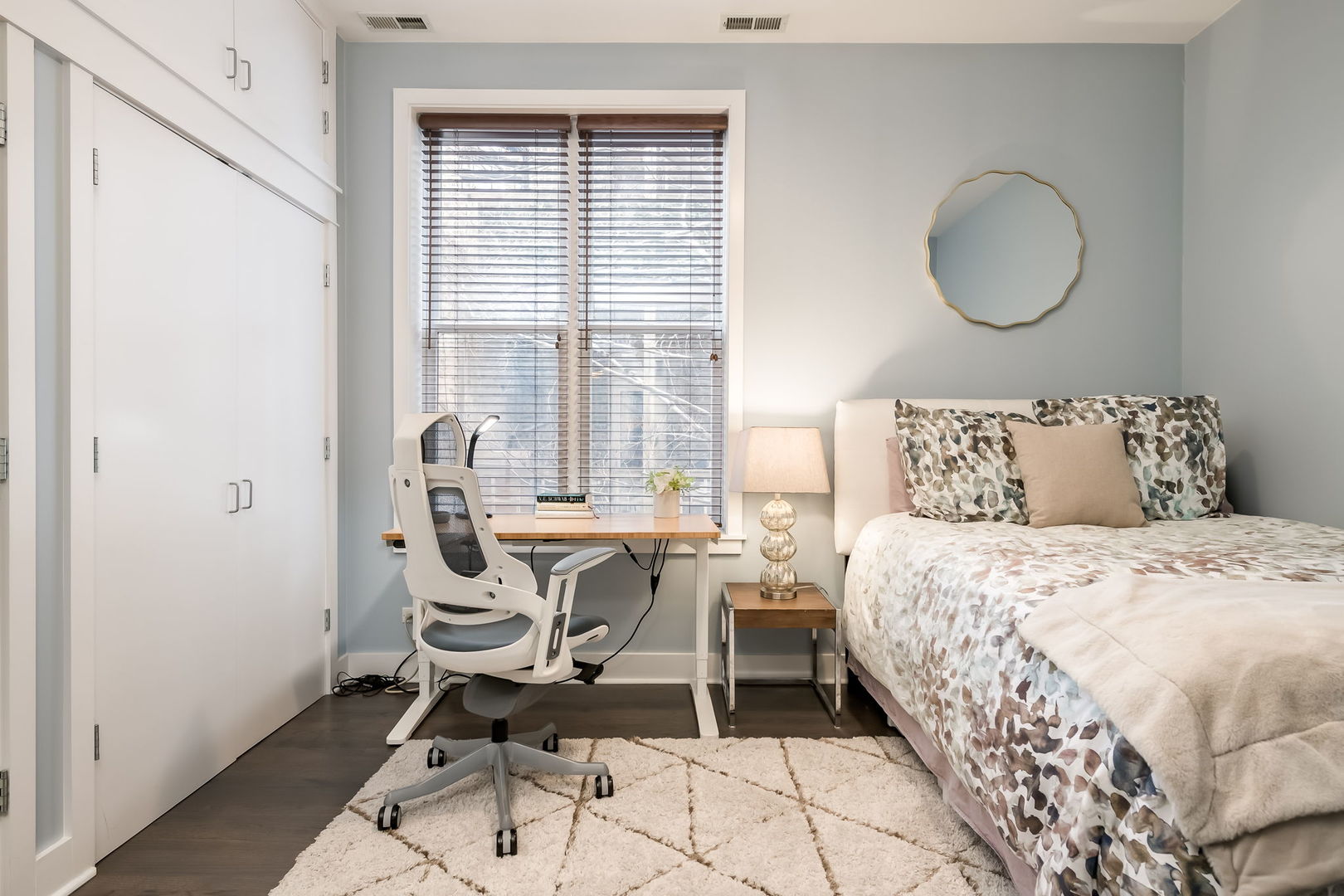 1123 W Chestnut Street Unit: 2E