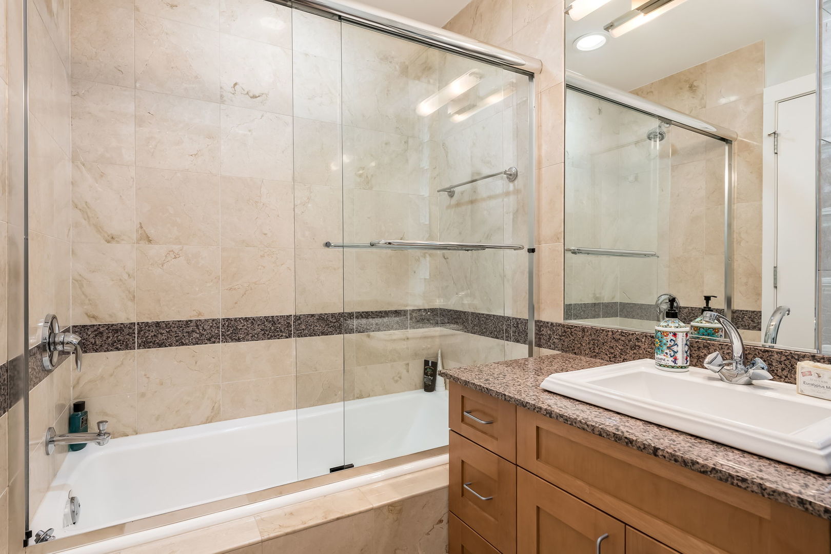 1123 W Chestnut Street Unit: 2E