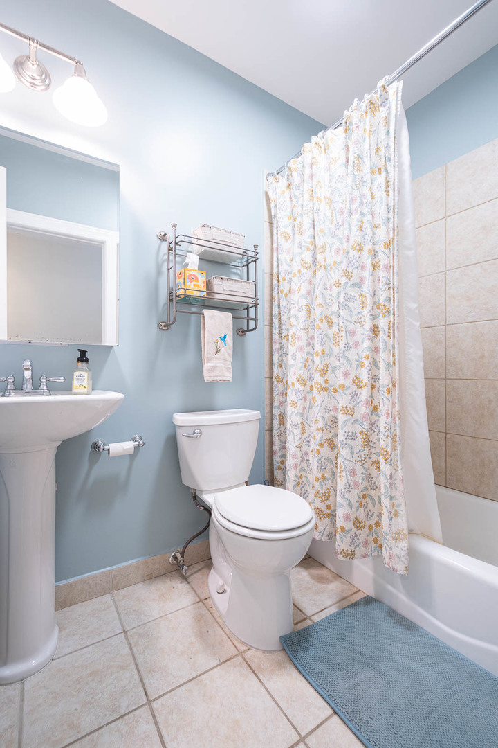6051 N Mozart Street Unit: 4