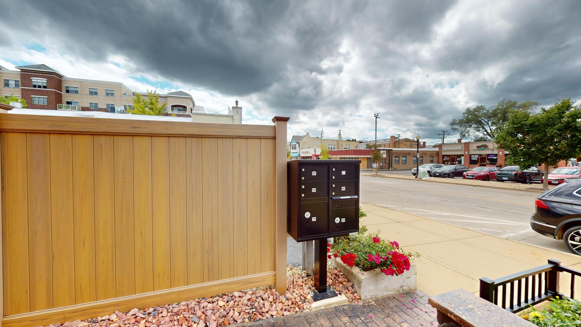 4941 Main Street Unit: 2R