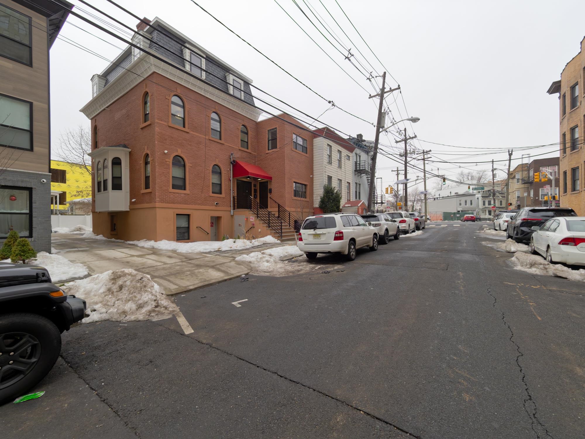 133 CLIFTON PL Unit: 3