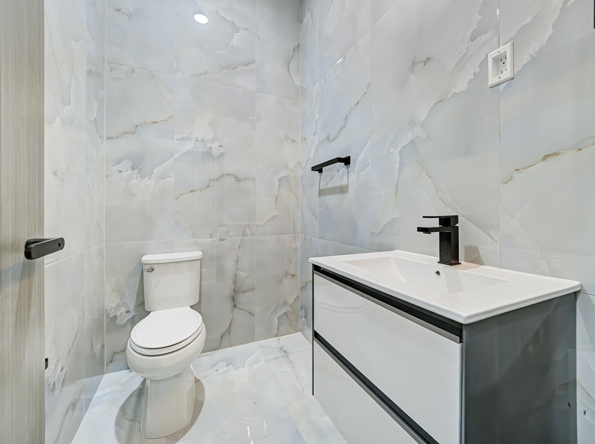 133 CLIFTON PL Unit: 3