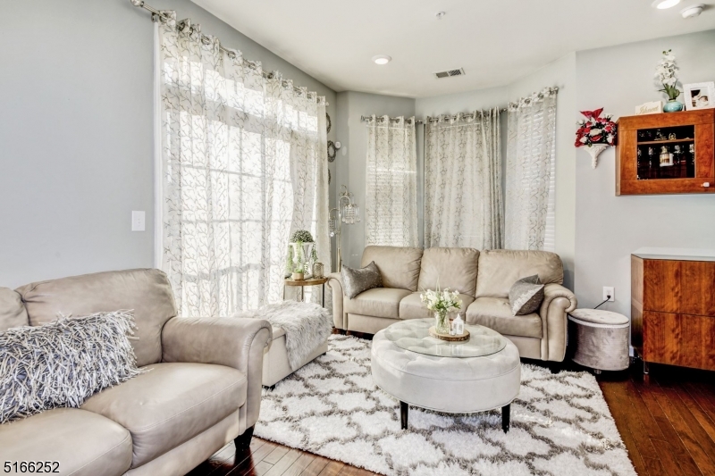 24 Wisteria Ln