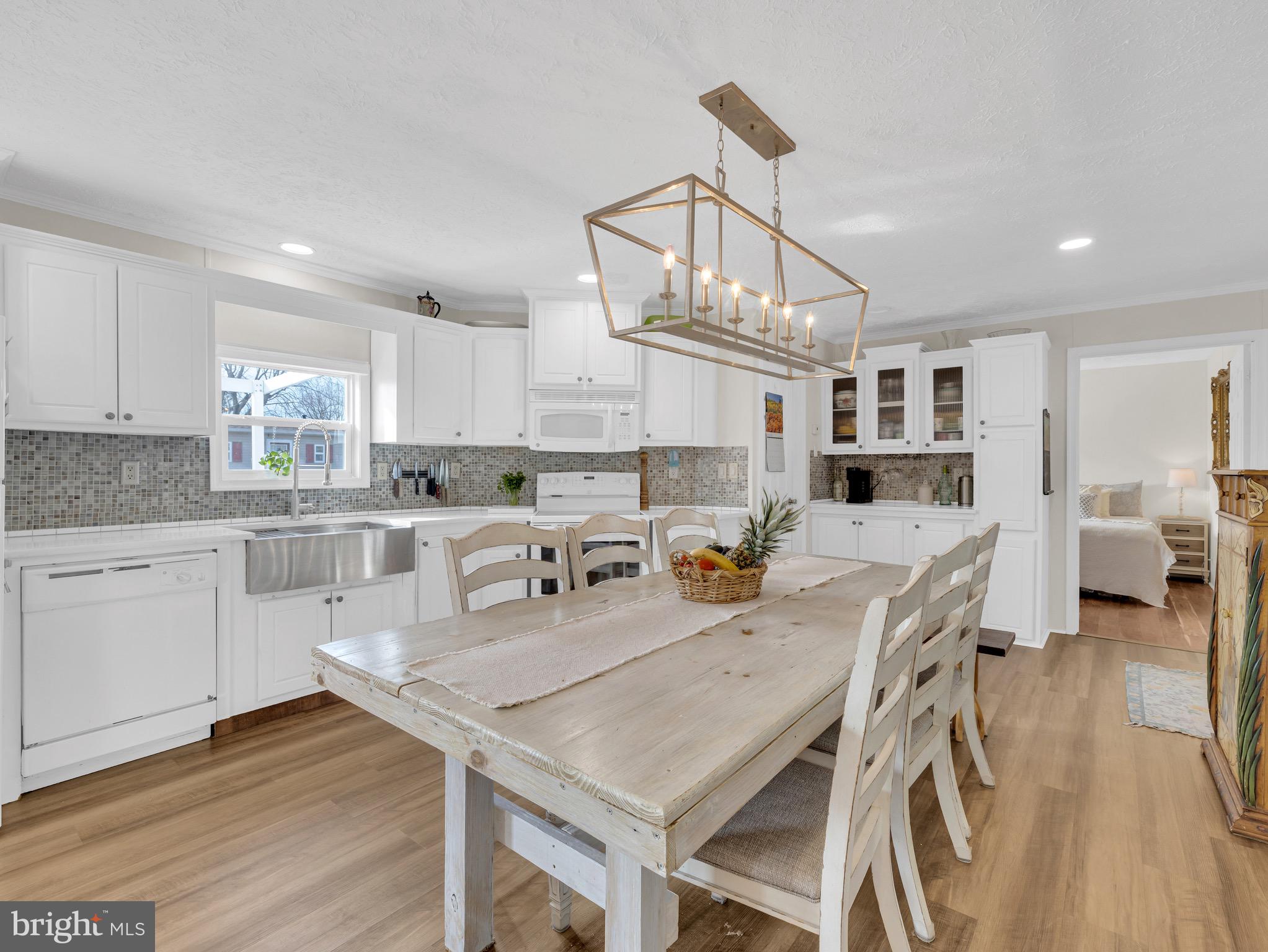 26930 WHITE HOUSE 53947