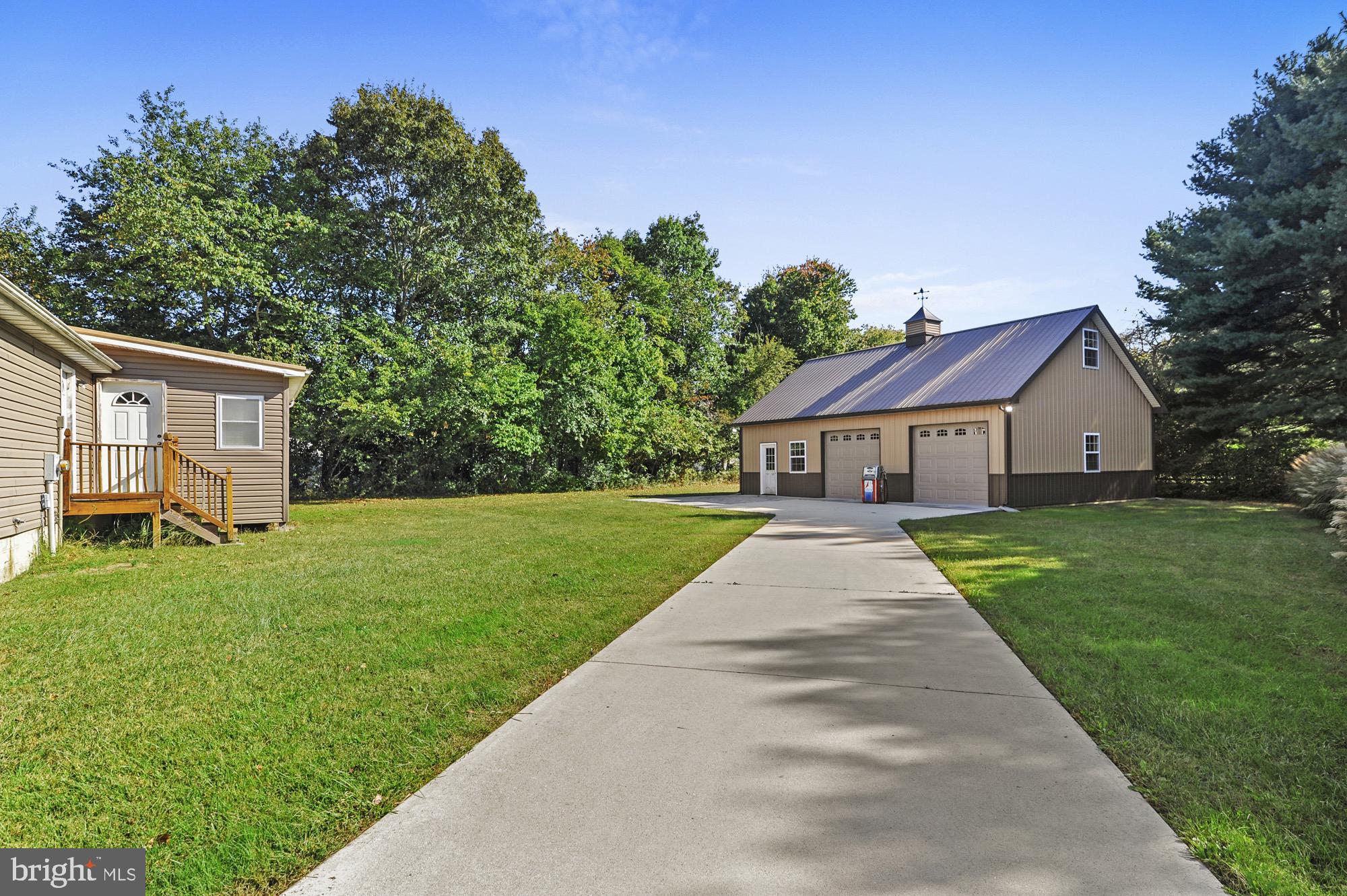 106 W MERCURY LANE