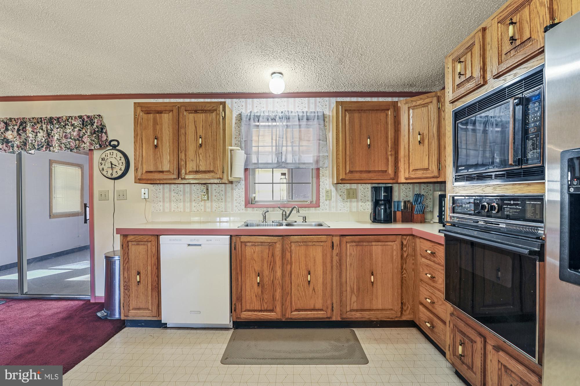 106 W MERCURY LANE