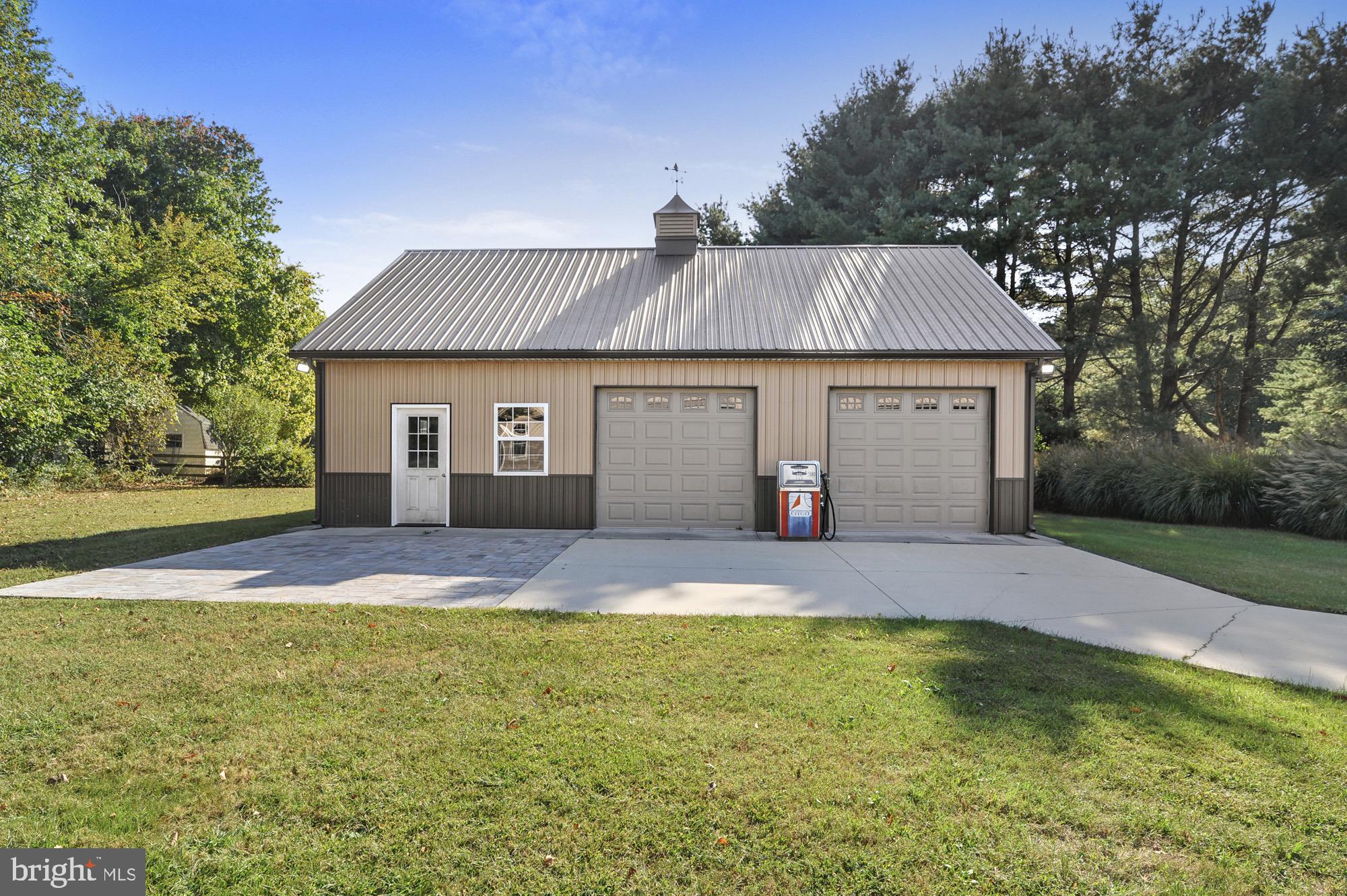 106 W MERCURY LANE