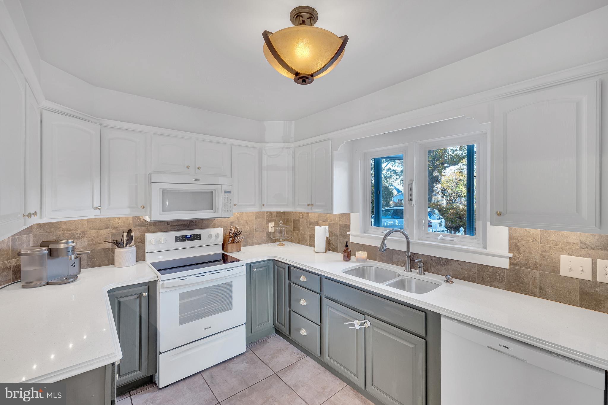 211/213 W LAUREL STREET