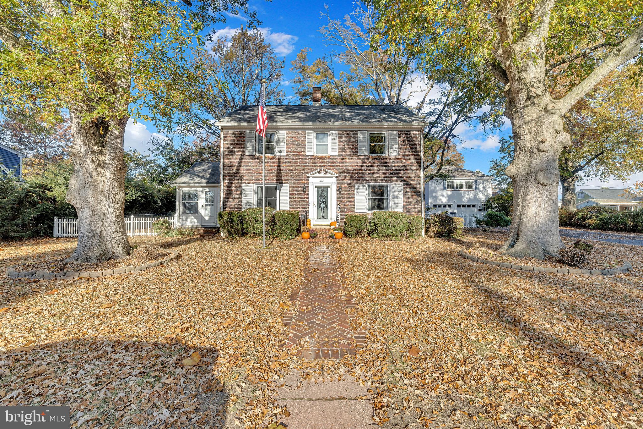211/213 W LAUREL STREET