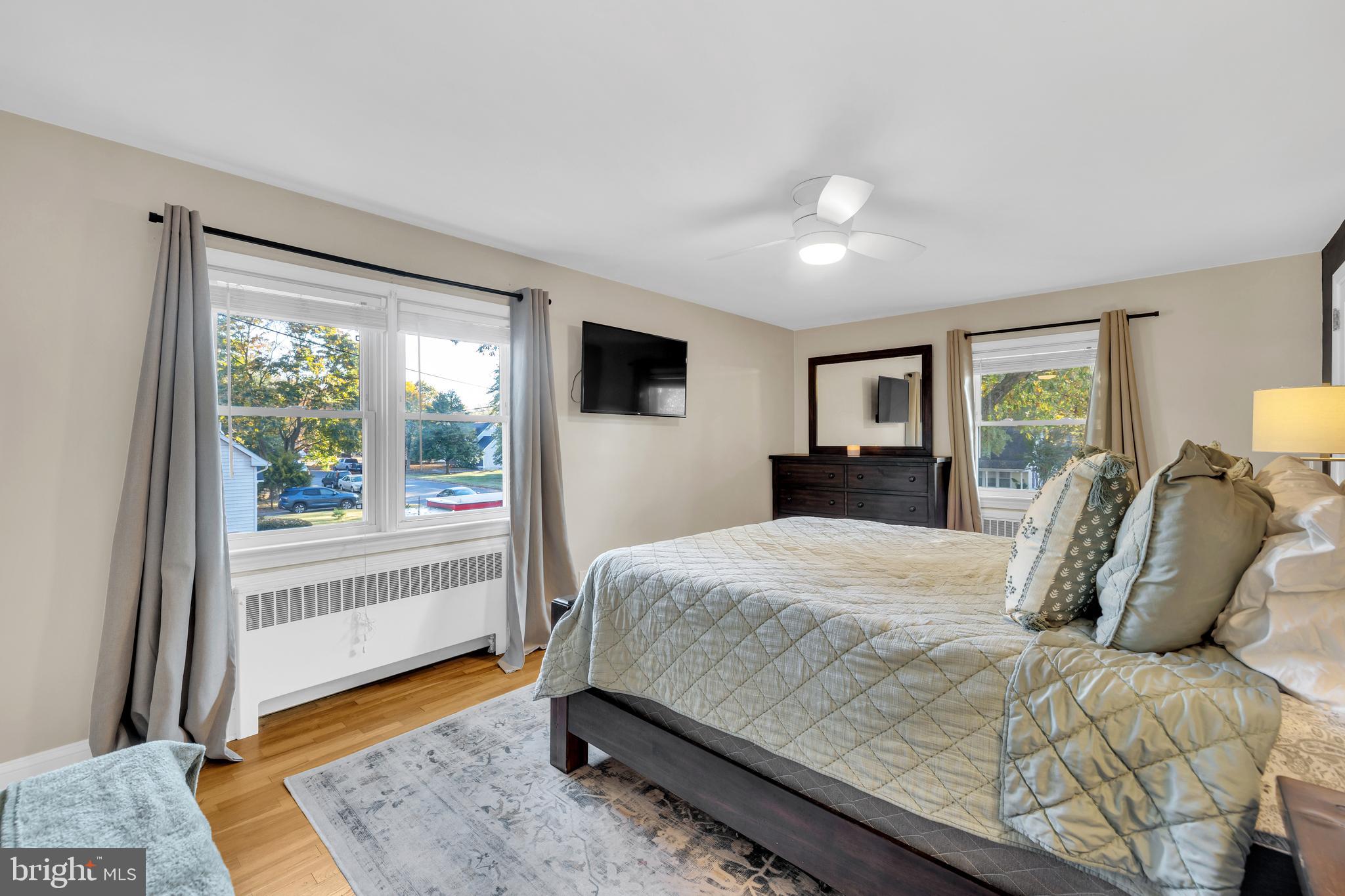 211/213 W LAUREL STREET