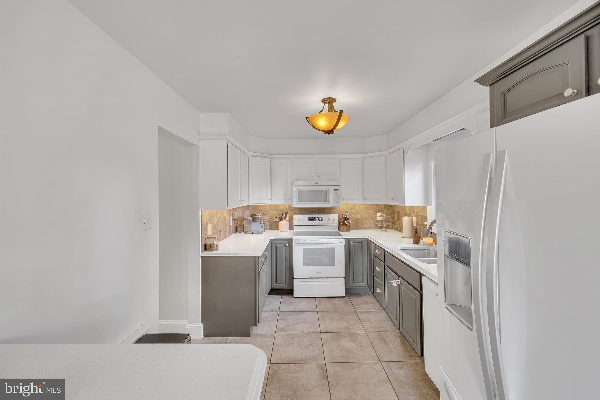 211/213 W LAUREL STREET