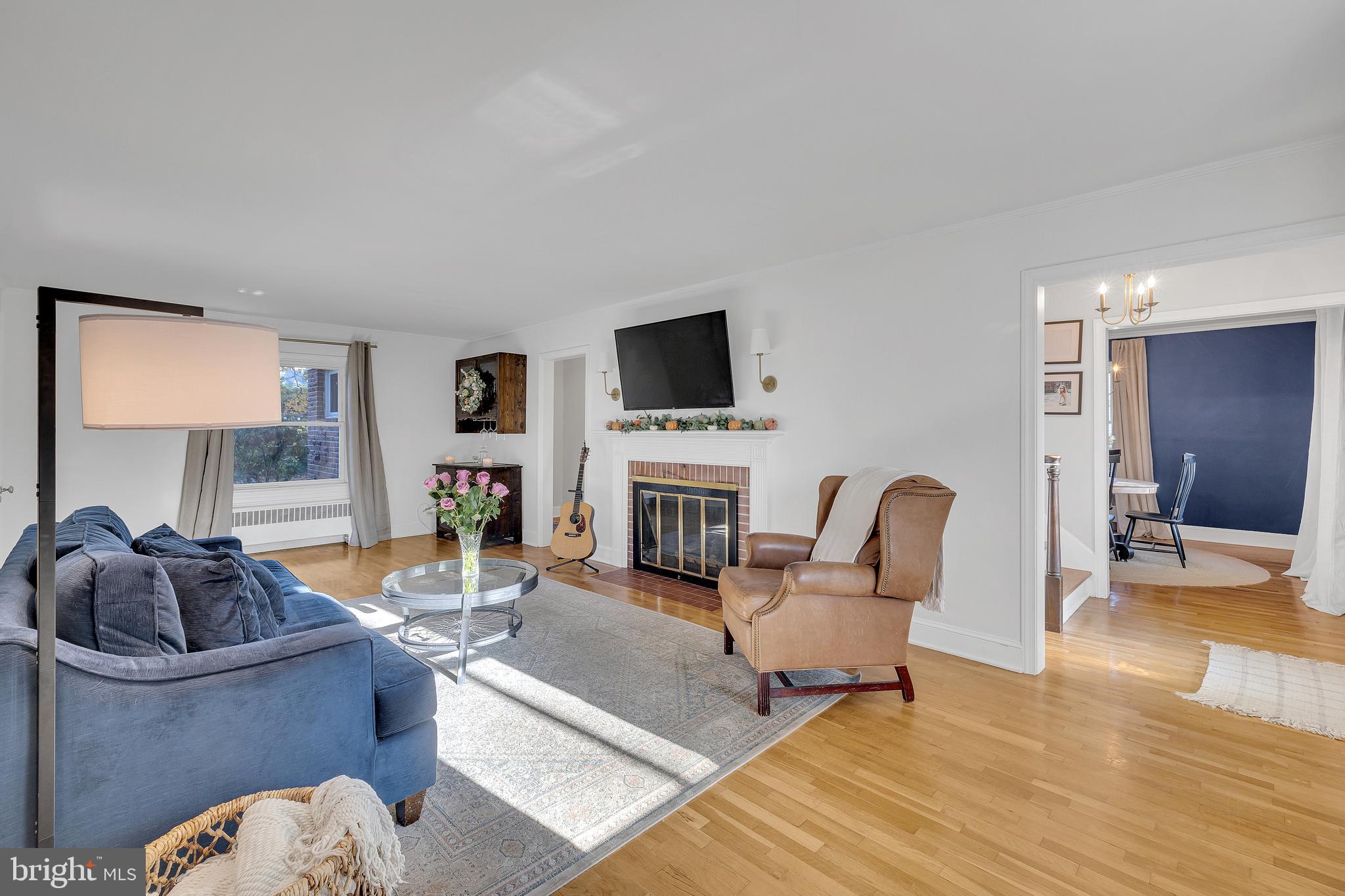 211/213 W LAUREL STREET