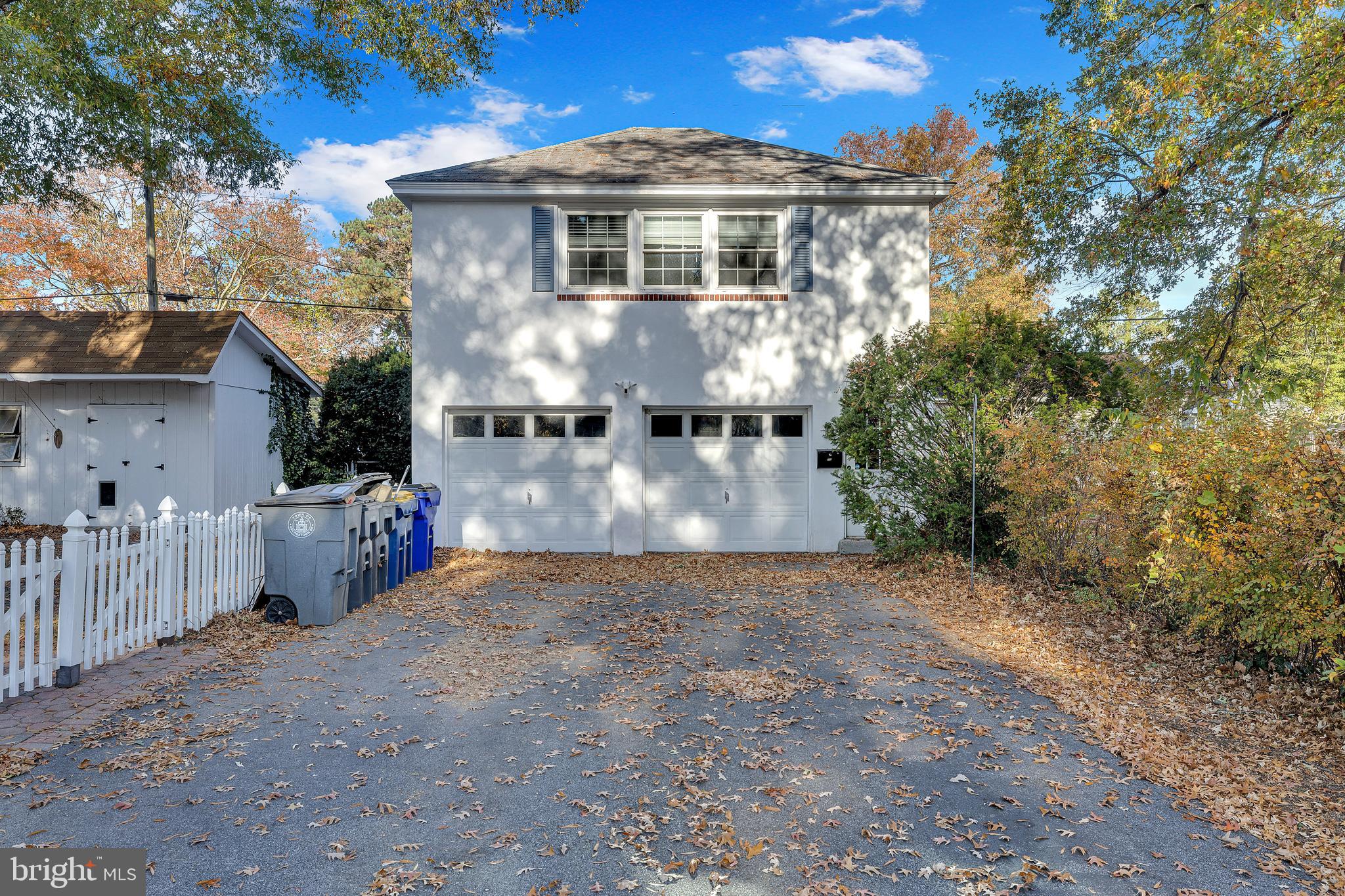 211/213 W LAUREL STREET