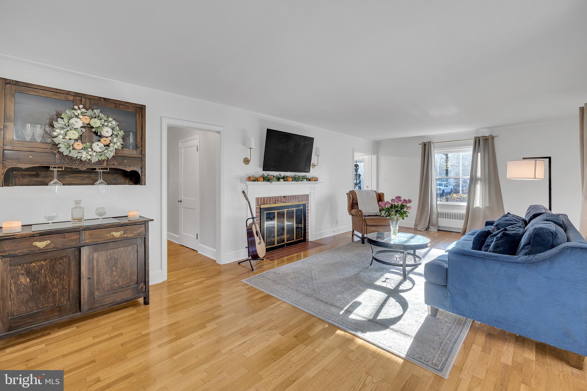 211/213 W LAUREL STREET