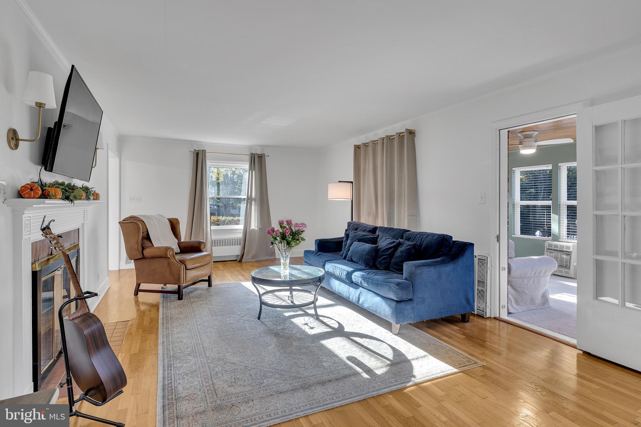 211/213 W LAUREL STREET