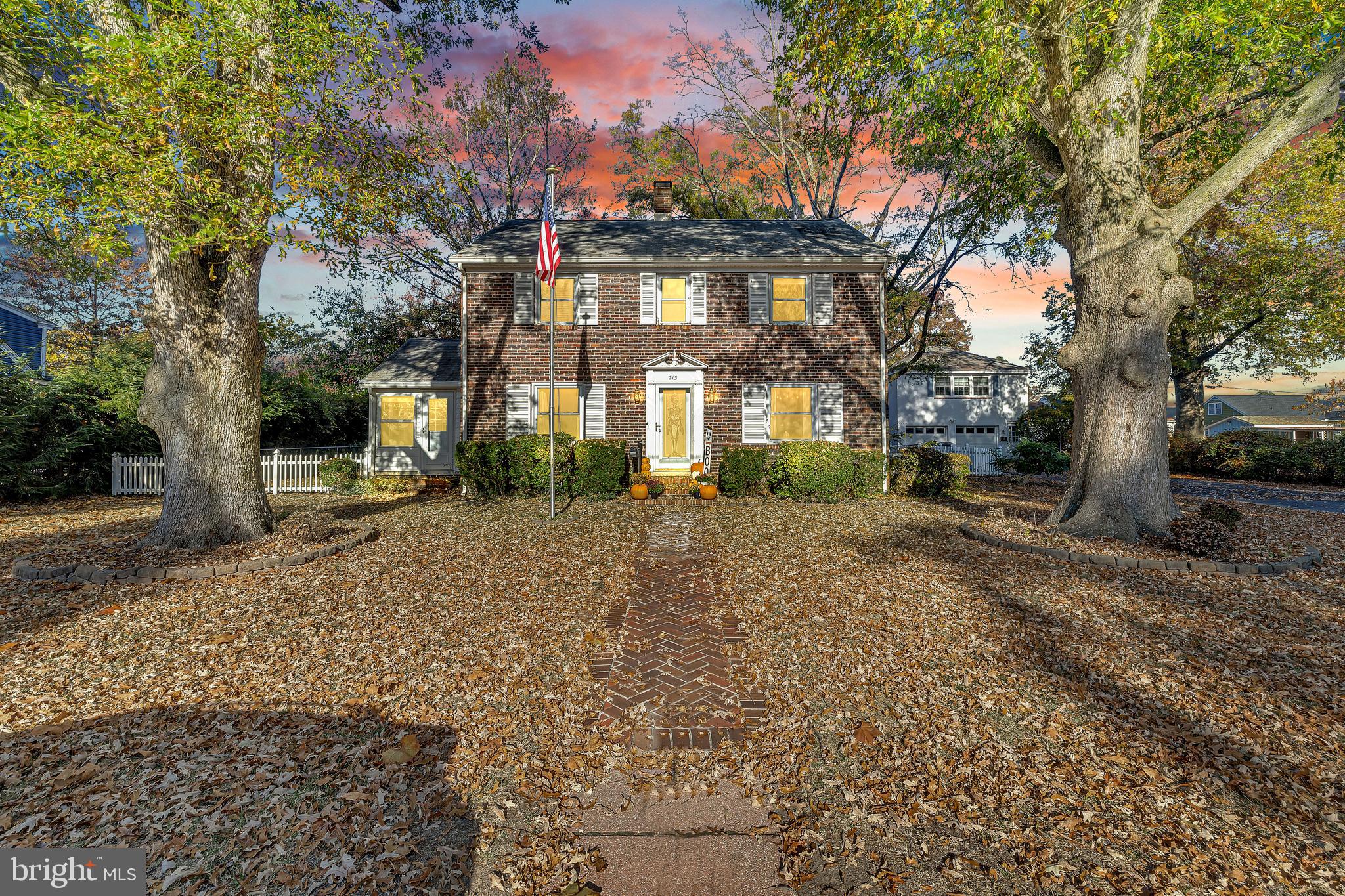 211/213 W LAUREL STREET