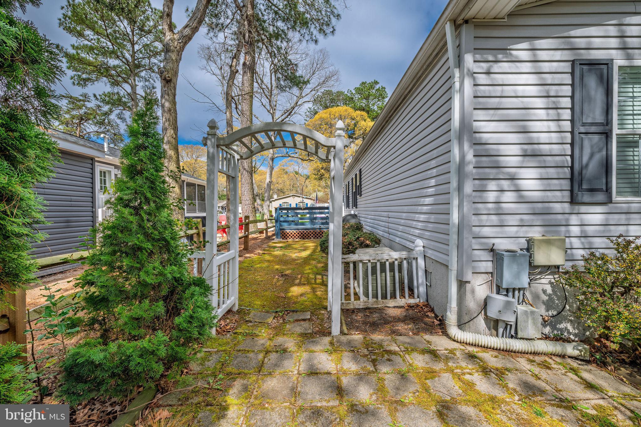 33606 LAKESHORE CIRCLE
