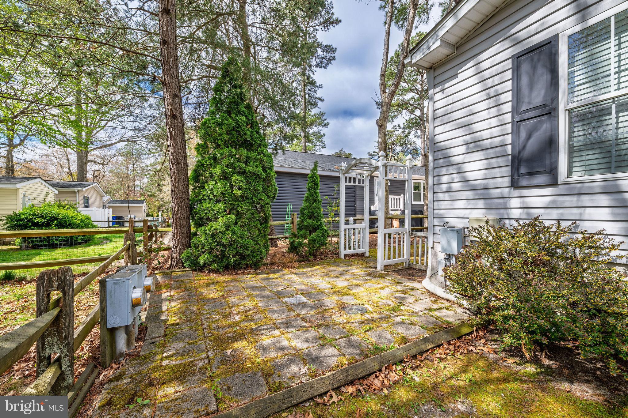 33606 LAKESHORE CIRCLE