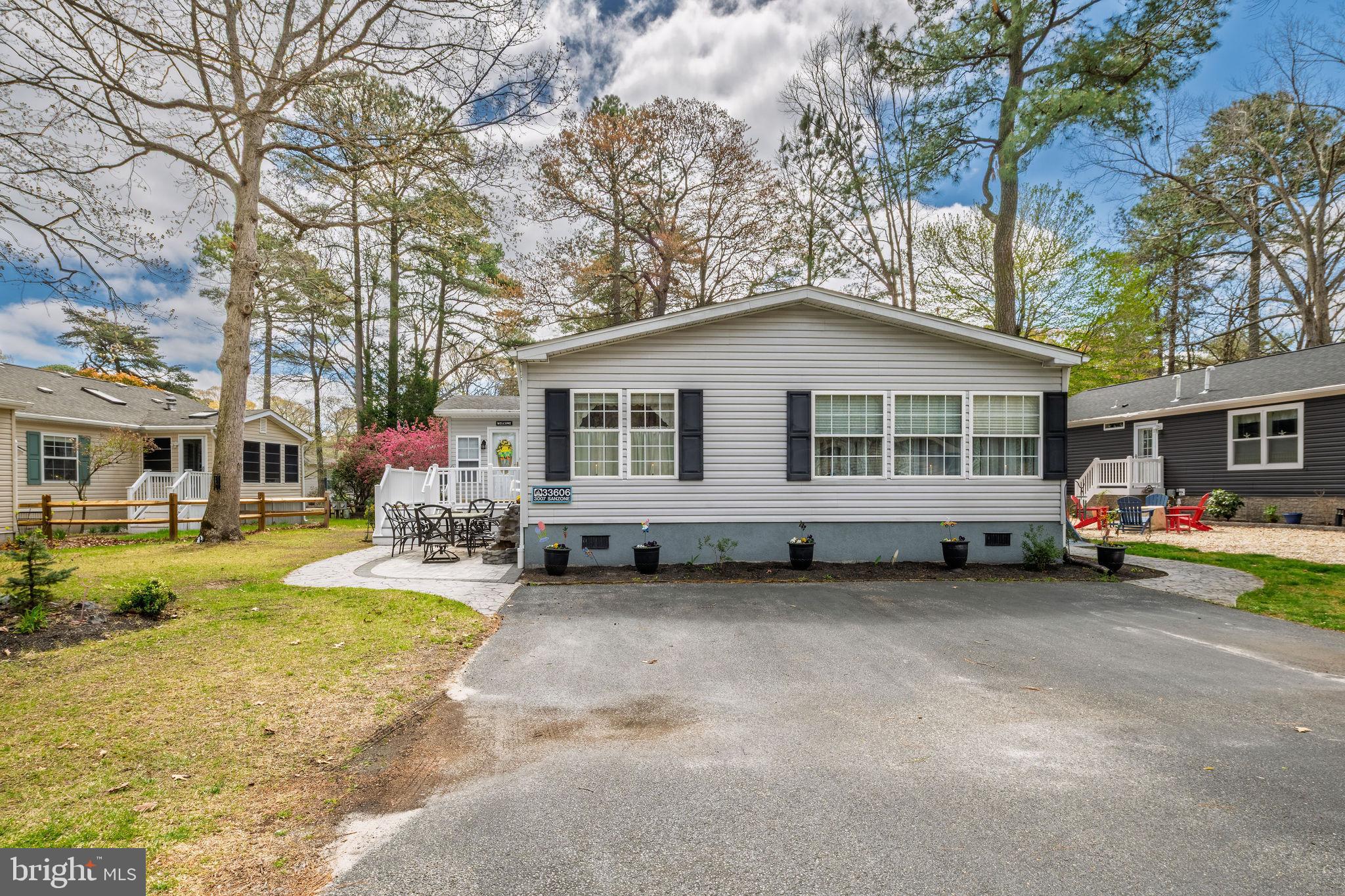 33606 LAKESHORE CIRCLE