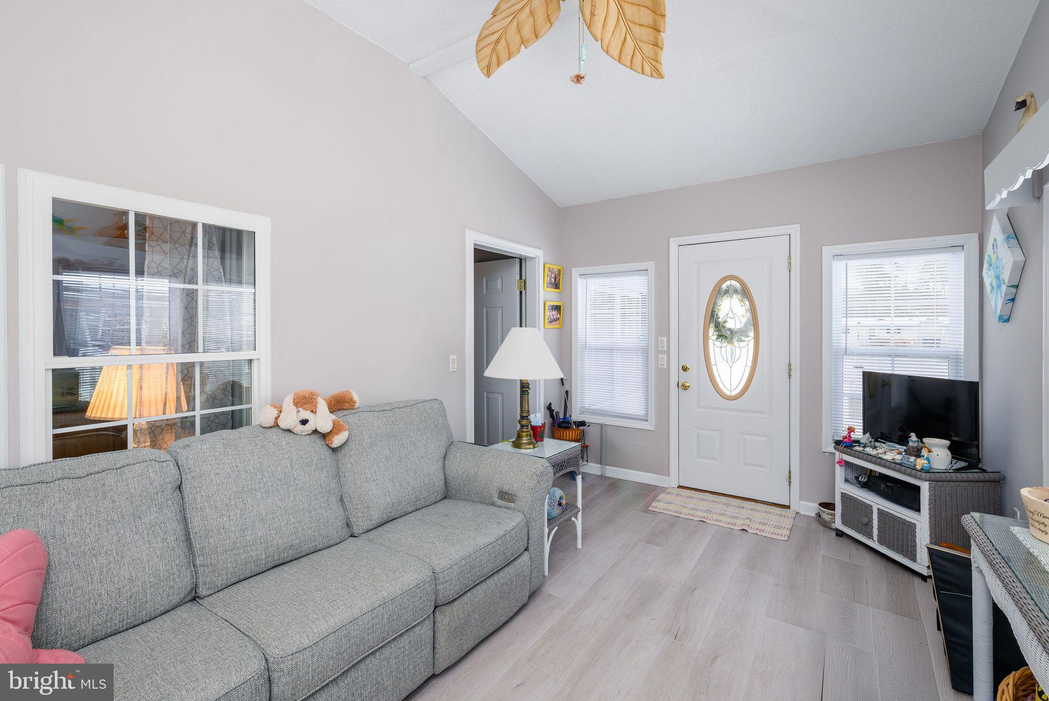 33606 LAKESHORE CIRCLE