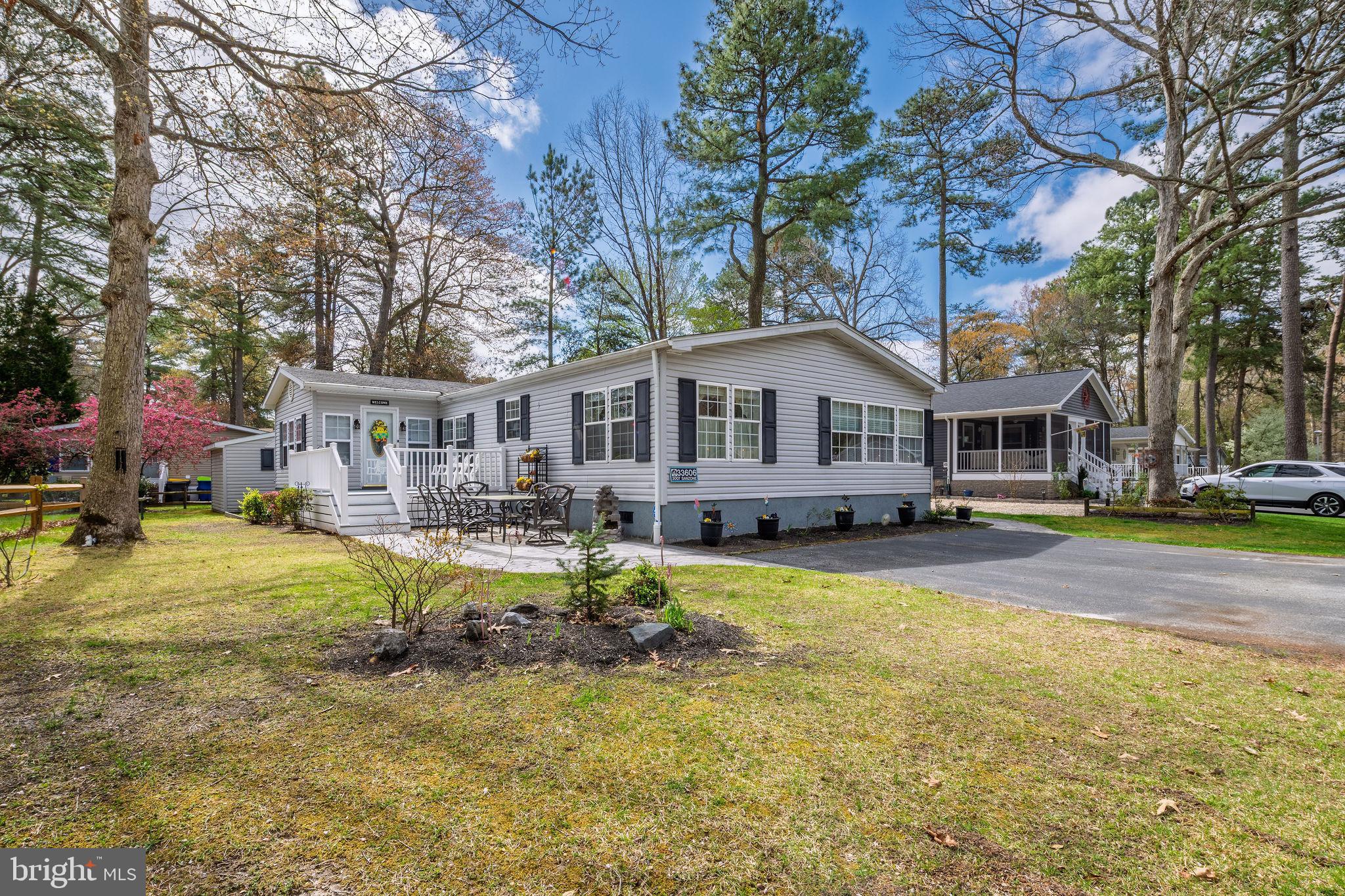 33606 LAKESHORE CIRCLE