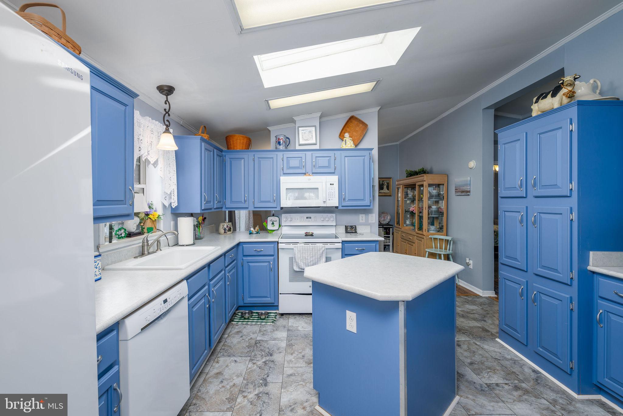 33606 LAKESHORE CIRCLE