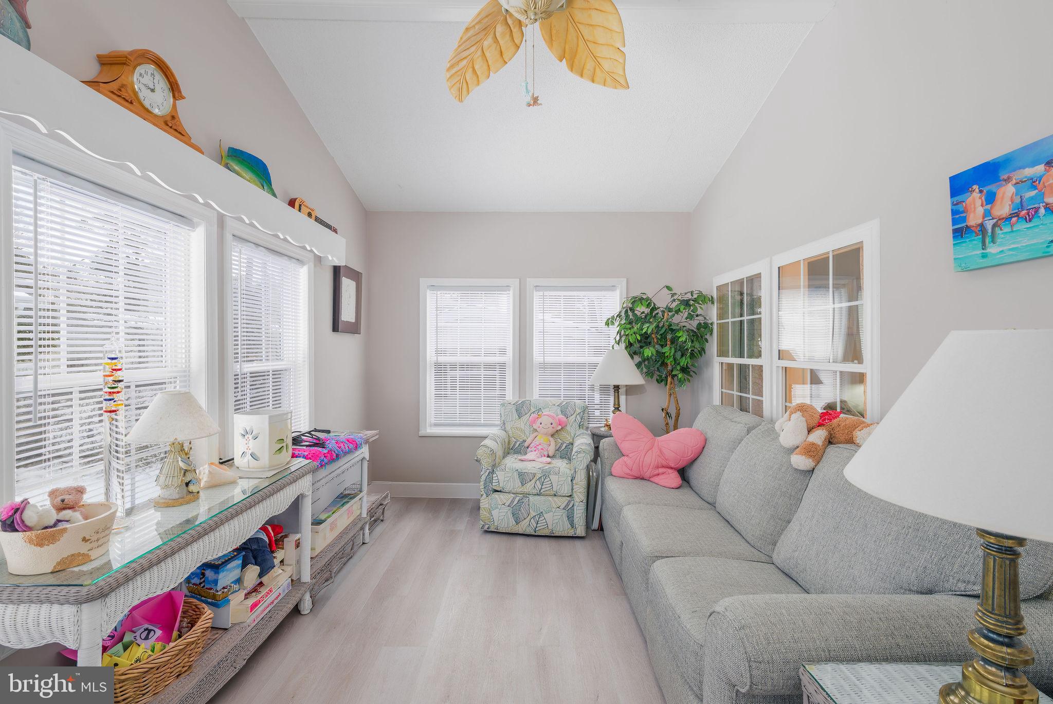 33606 LAKESHORE CIRCLE