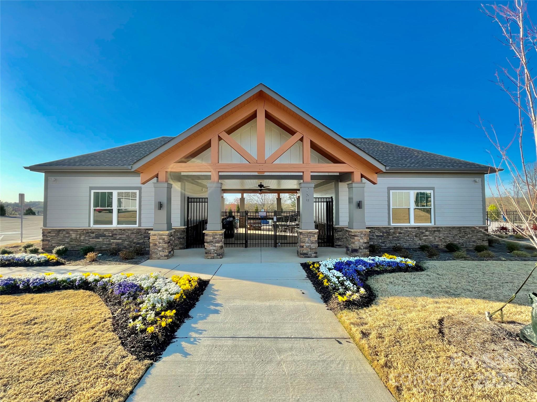 278 W Waterlynn Road