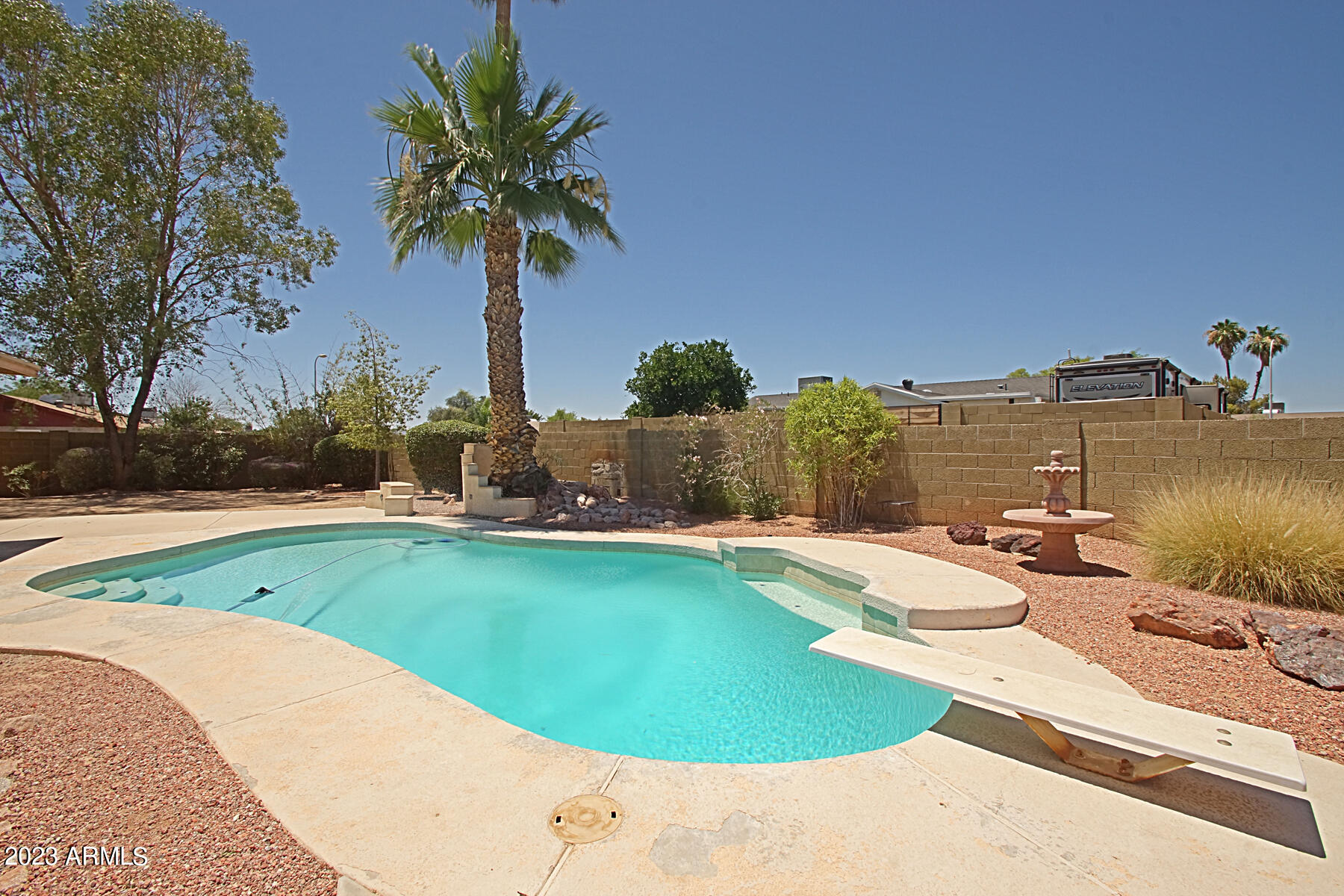 2216 W LOS ARBOLES Place