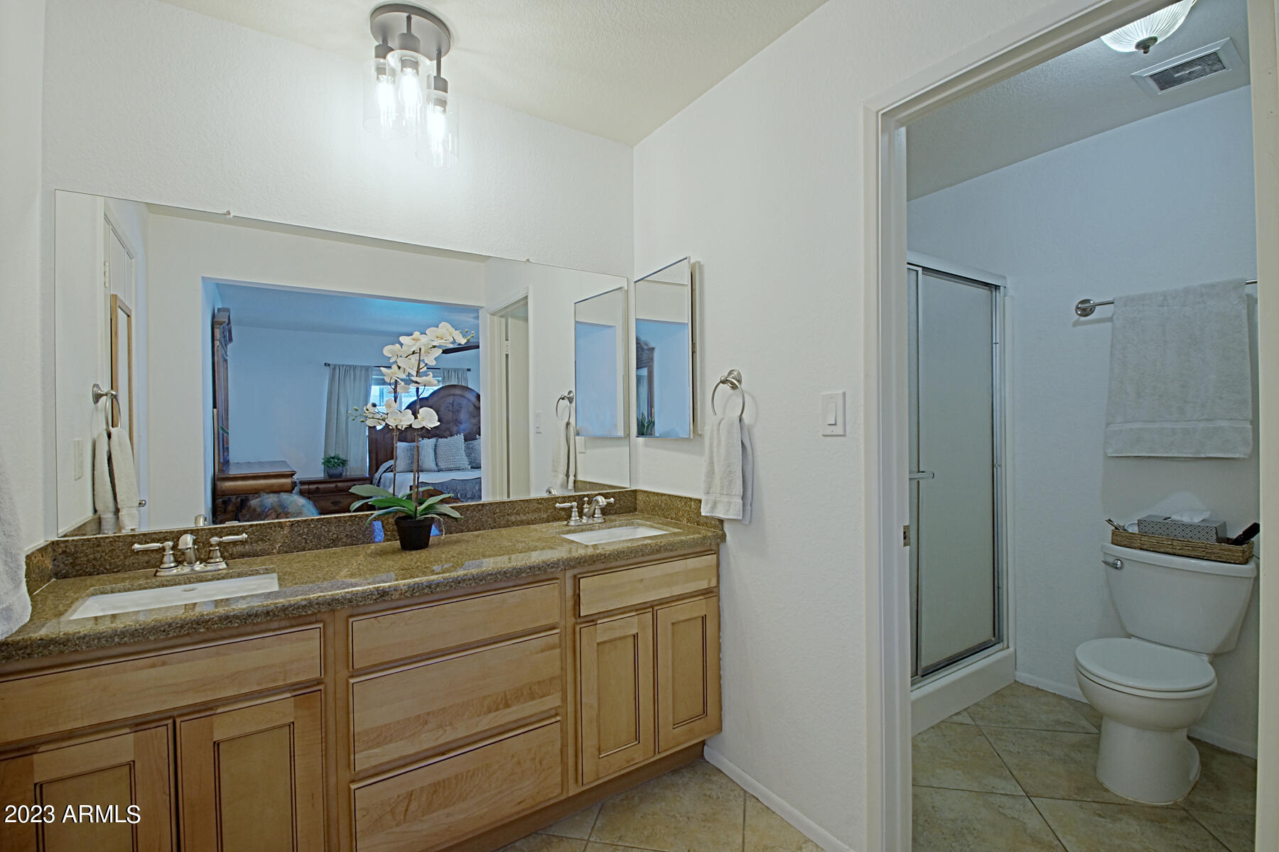 2216 W LOS ARBOLES Place