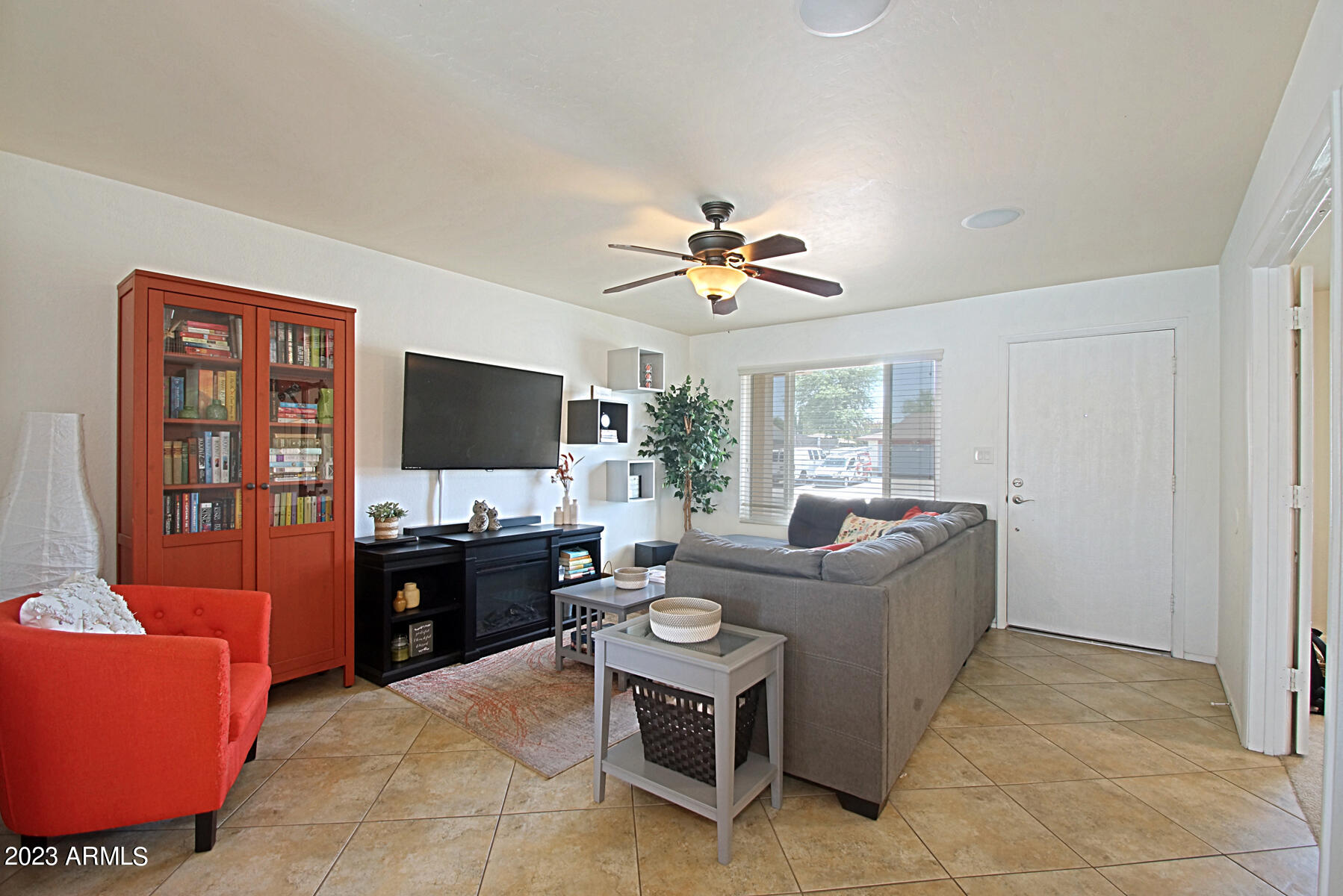 2216 W LOS ARBOLES Place