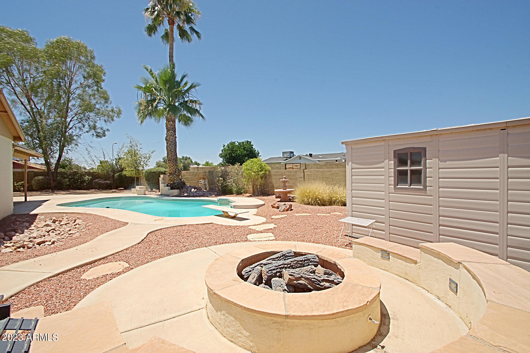 2216 W LOS ARBOLES Place