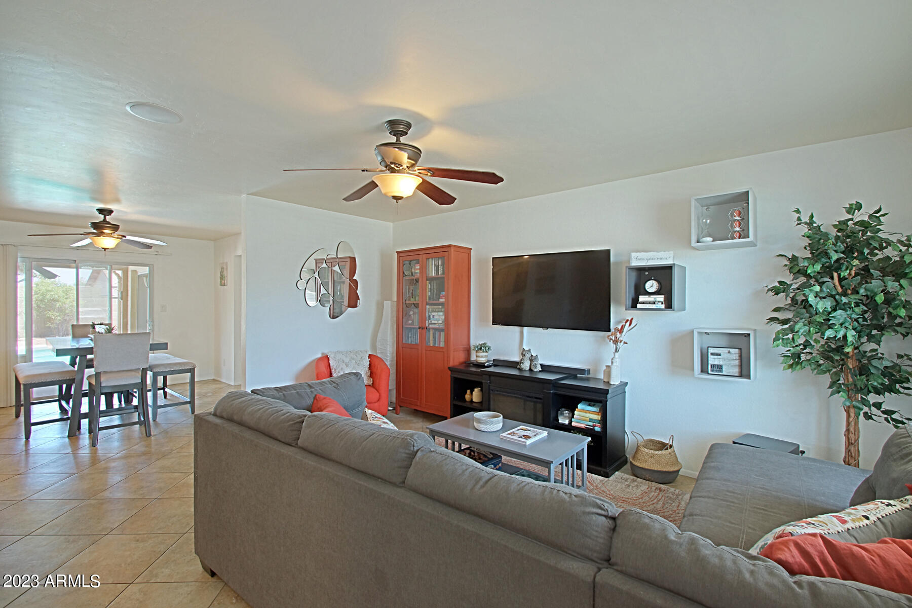 2216 W LOS ARBOLES Place