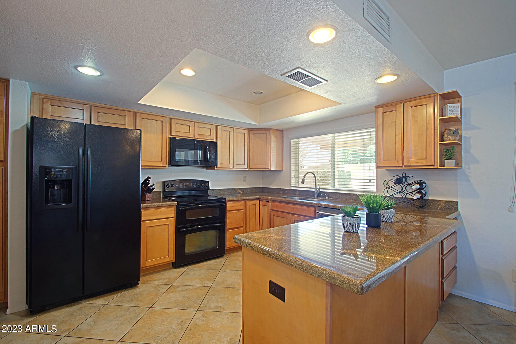 2216 W LOS ARBOLES Place