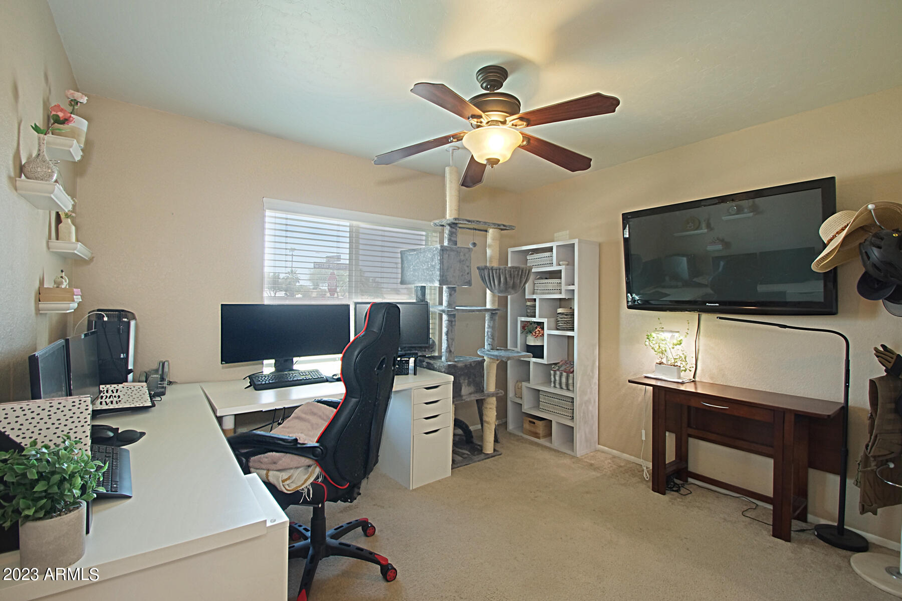 2216 W LOS ARBOLES Place