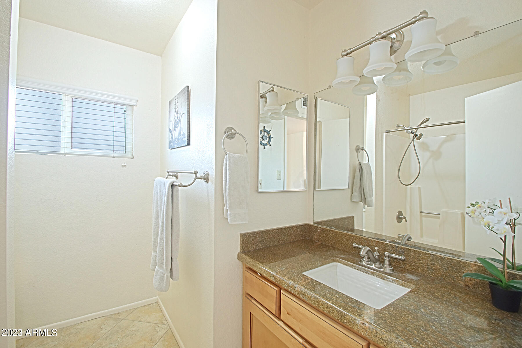 2216 W LOS ARBOLES Place