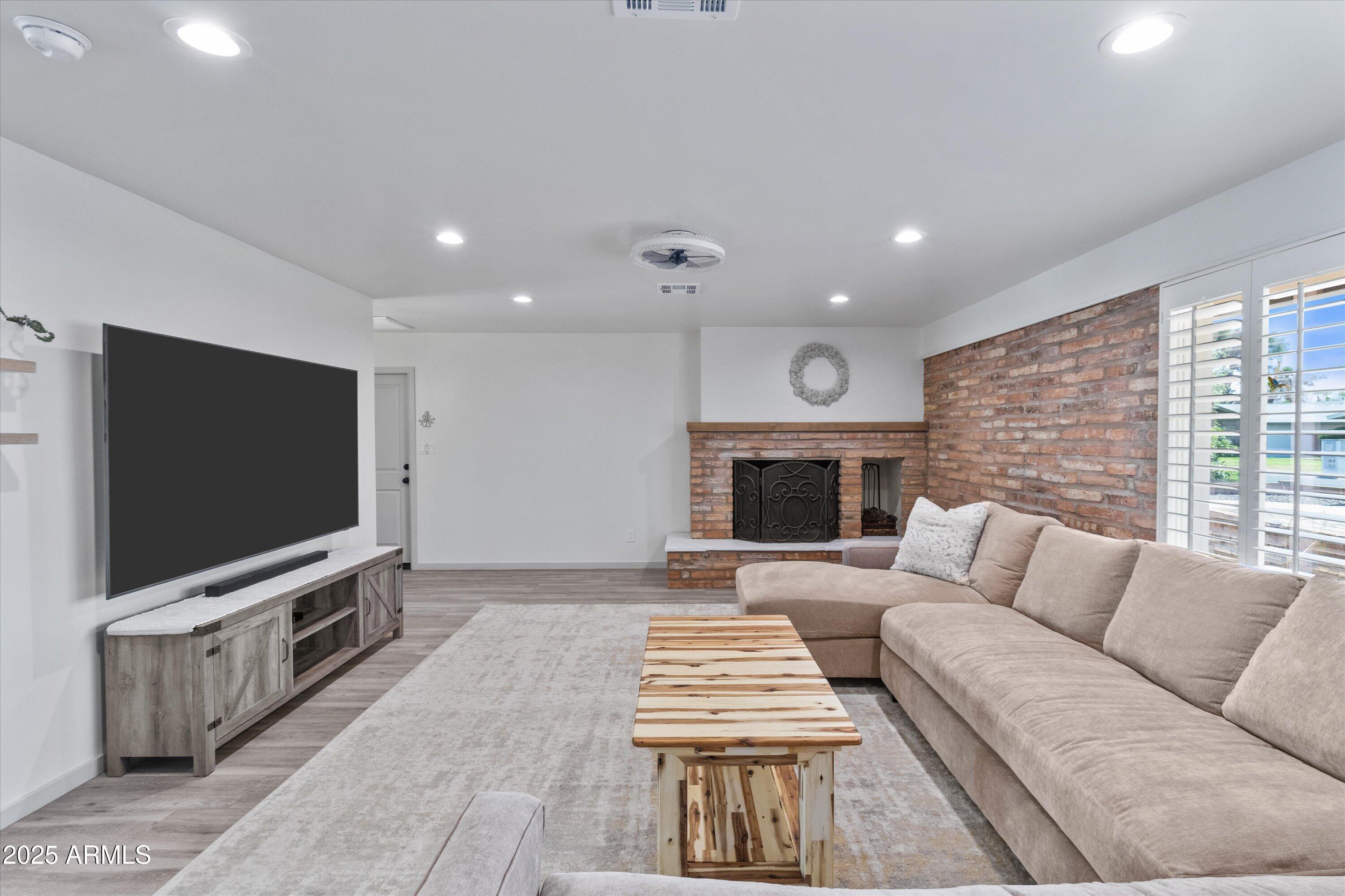 408 REDONDO Drive W