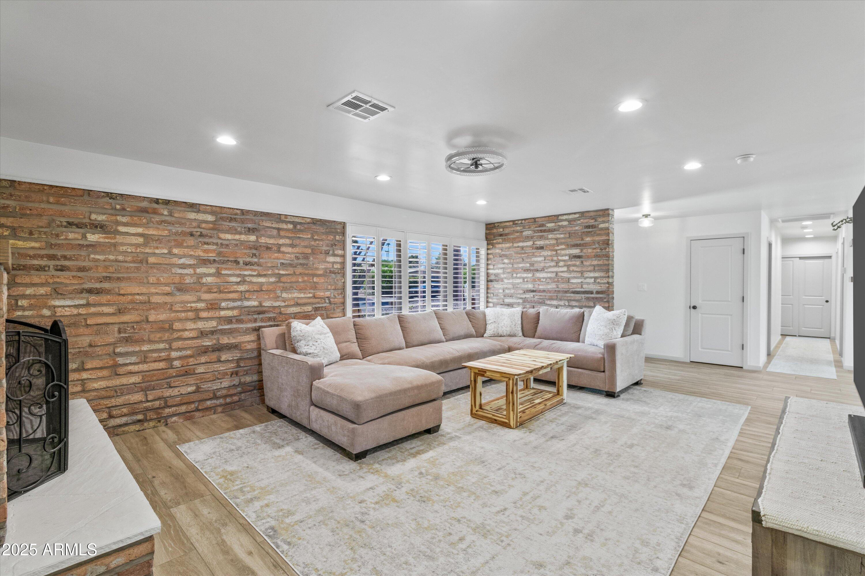 408 REDONDO Drive W
