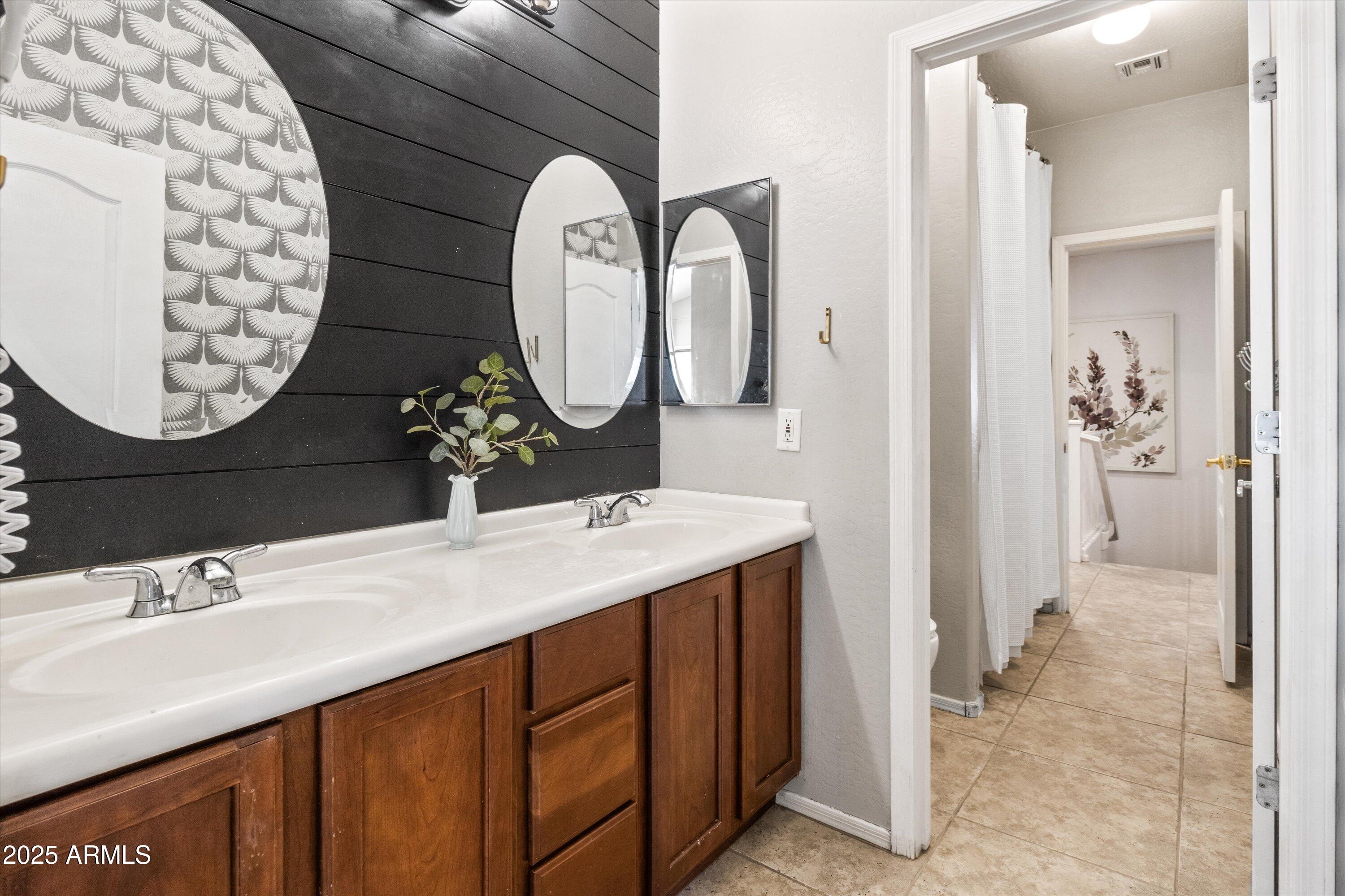 5309 E CARMEL Avenue